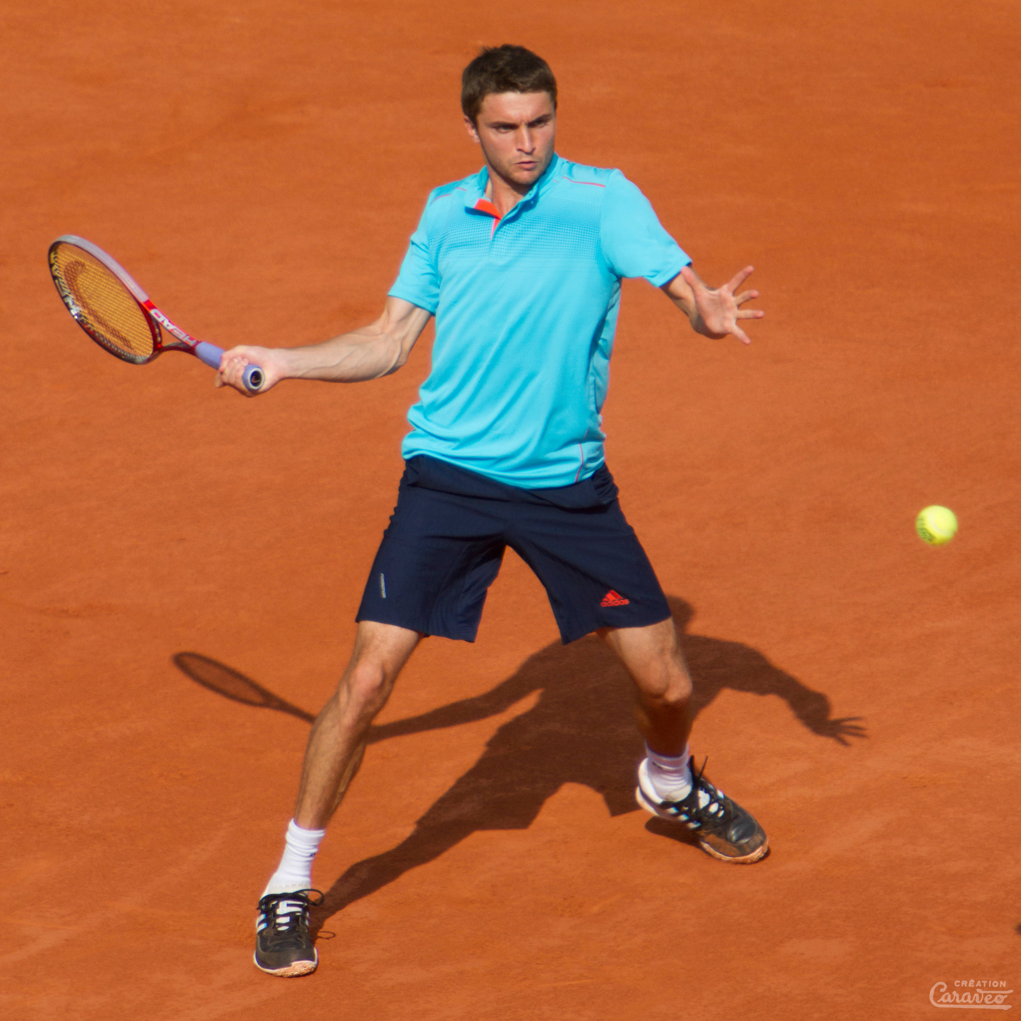 Gilles Simon, blue shirt, yellow ball, 2K Desktop Wallpaper