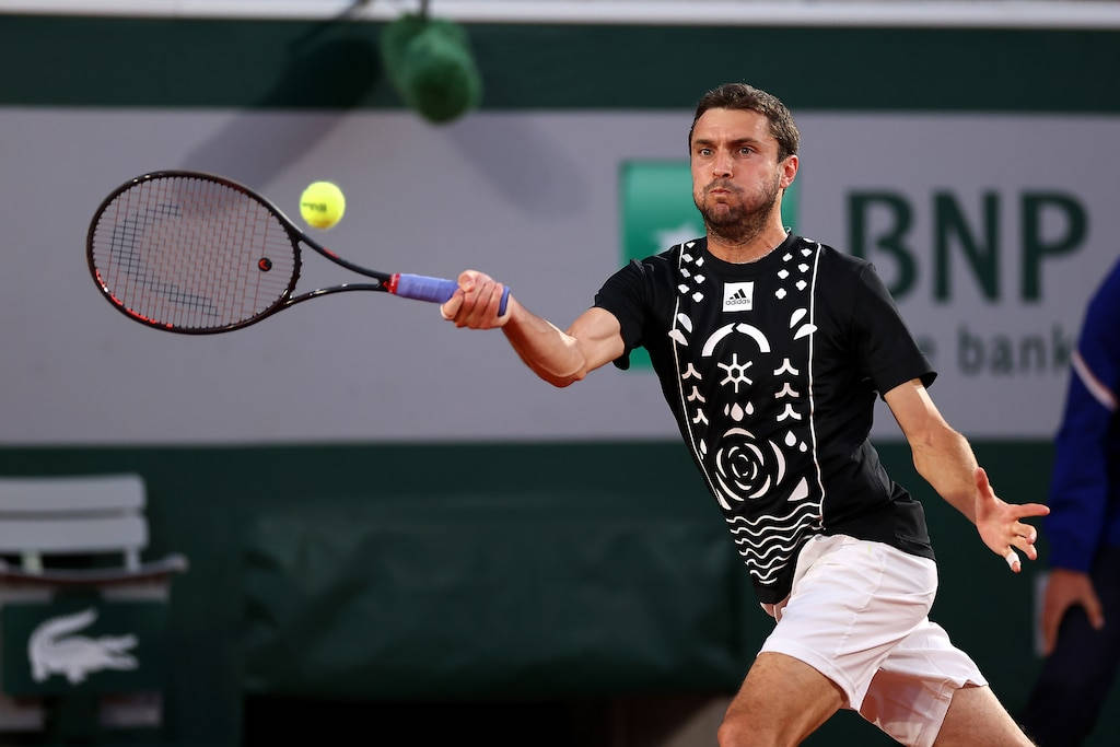 Gilles Simon, black and white patterned shirt, yellow ball, SD Desktop Wallpaper