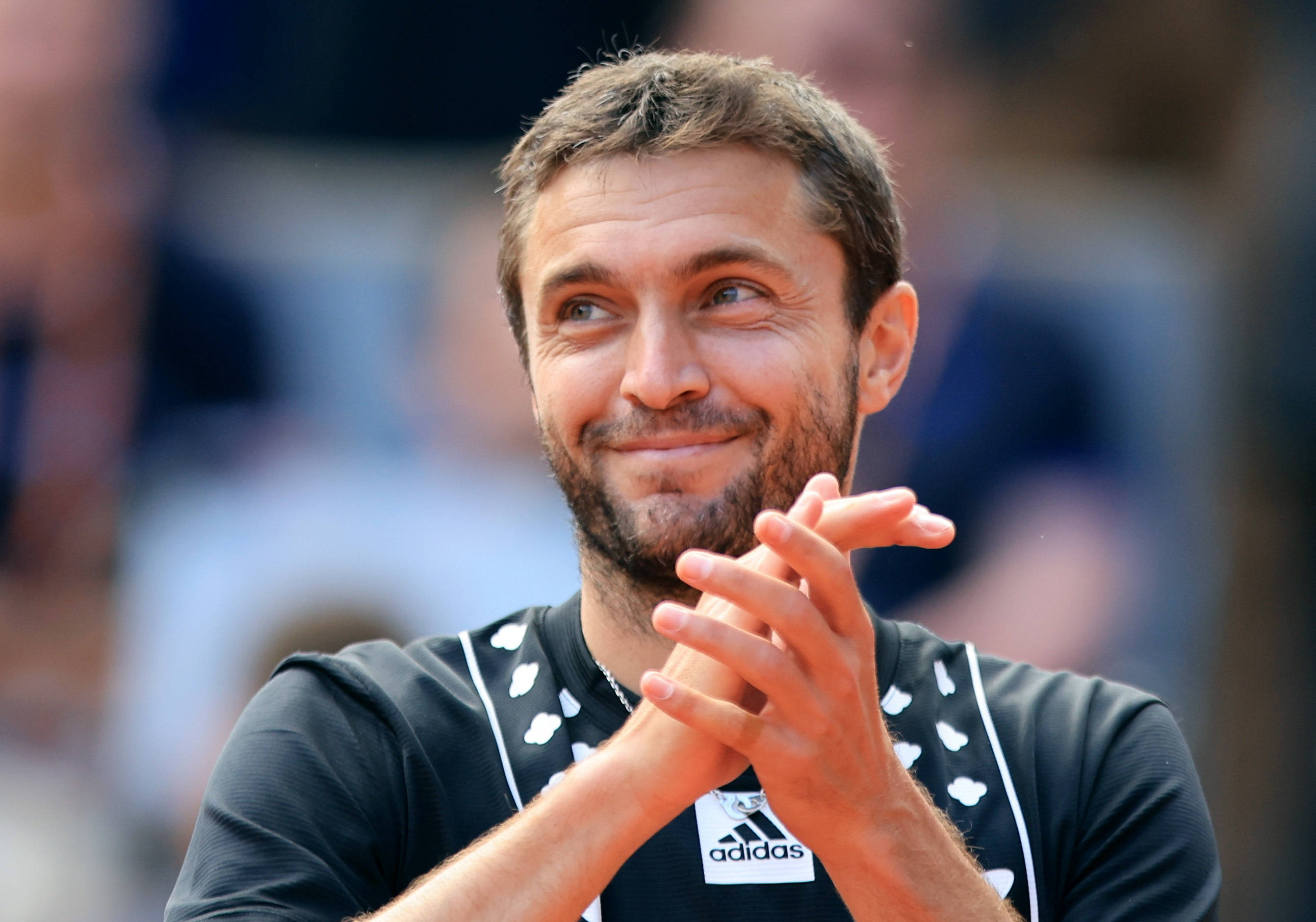 Gilles Simon, clapping, beard, 2K Desktop Wallpaper