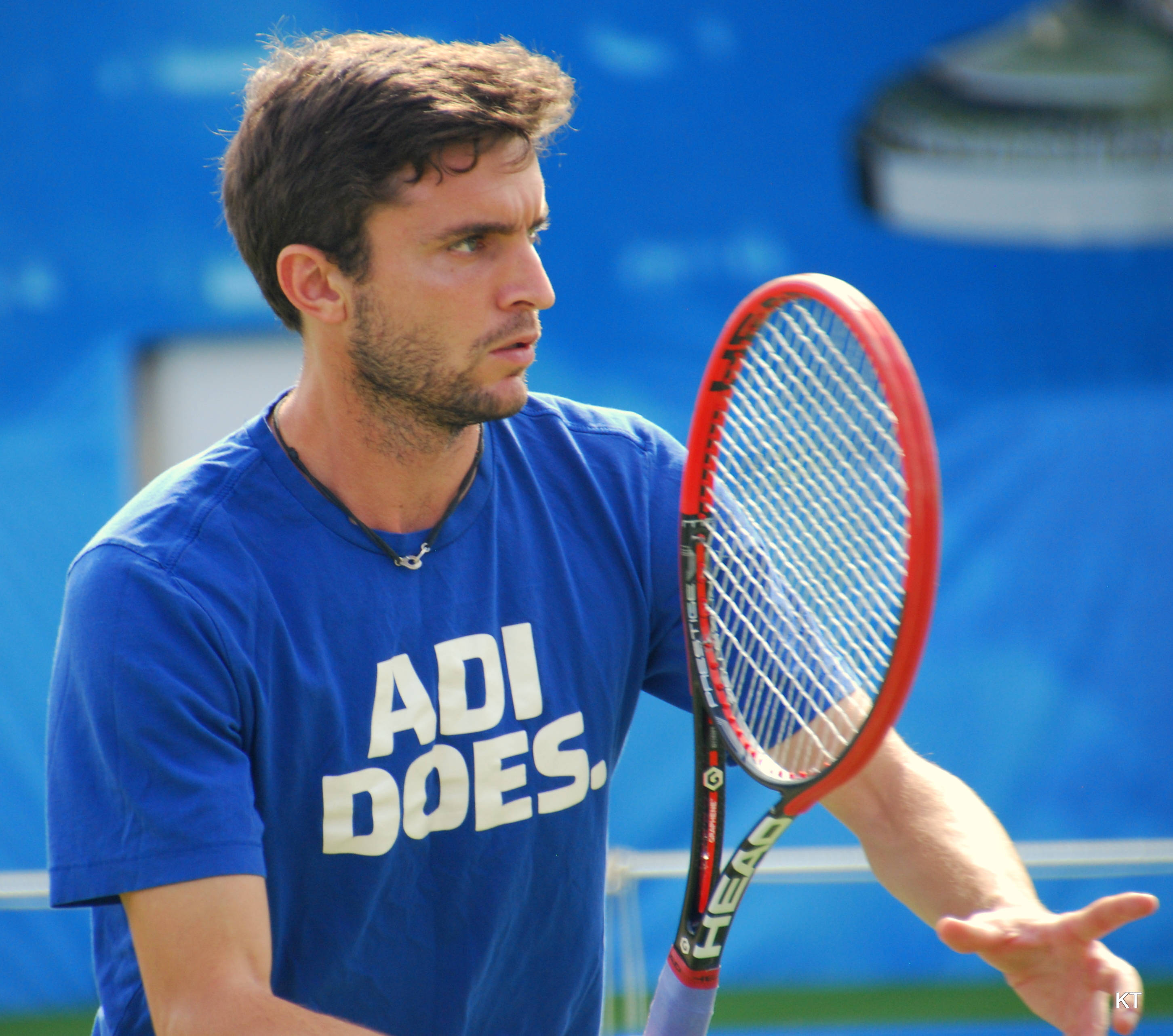 Gilles Simon, blue shirt, red racket, 2K Desktop Wallpaper