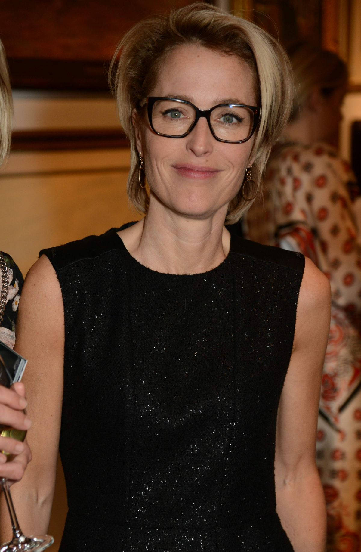 Gillian Anderson, short blonde hair, black glasses, HD Phone Wallpaper