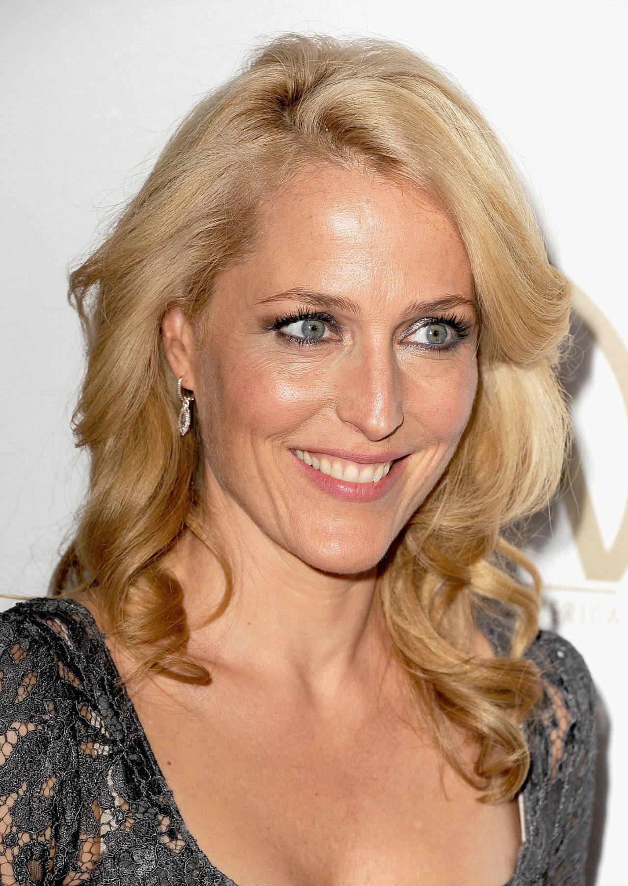 Gillian Anderson, curly blonde hairstyle, blue eyes, HD Phone Wallpaper