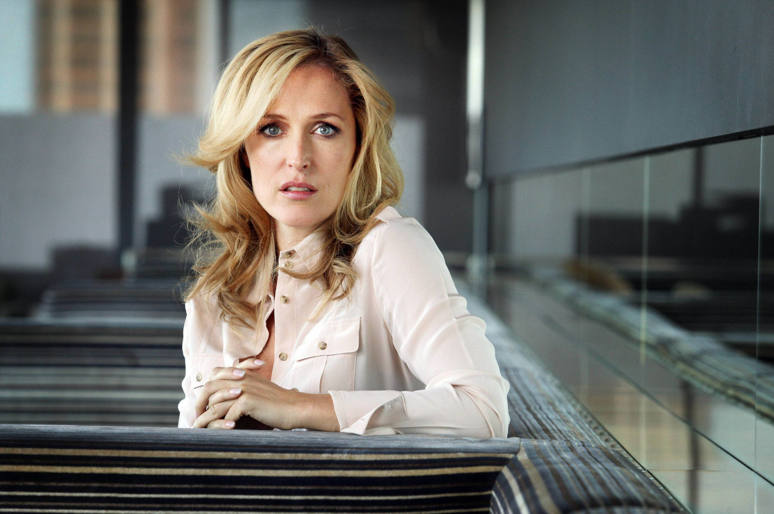 Gillian Anderson, blonde woman, light pink blouse, 2K Desktop Wallpaper