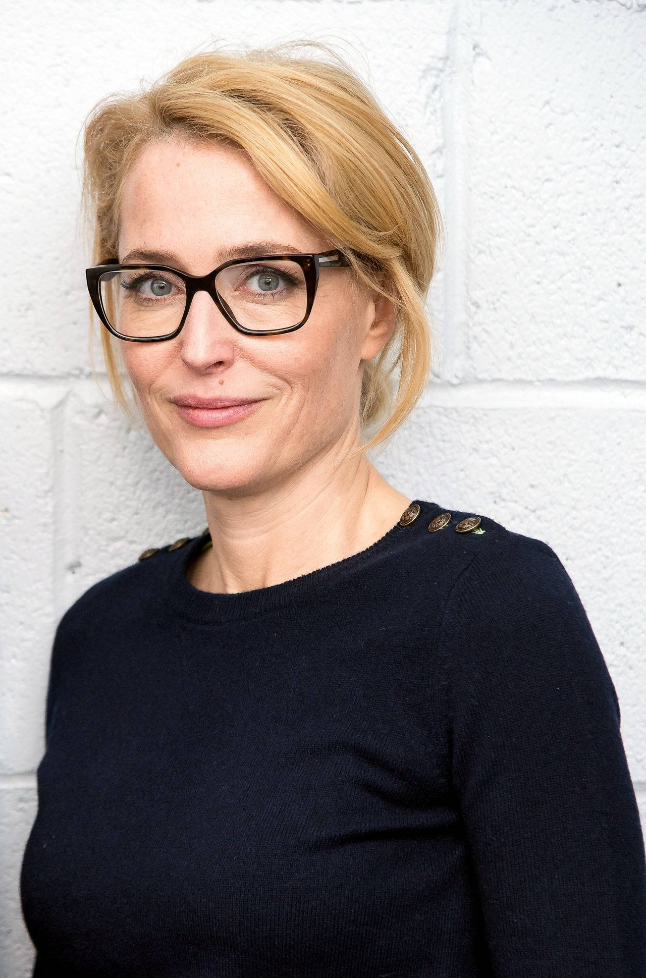 Gillian Anderson, blonde hair, black glasses, Full HD Phone Wallpaper