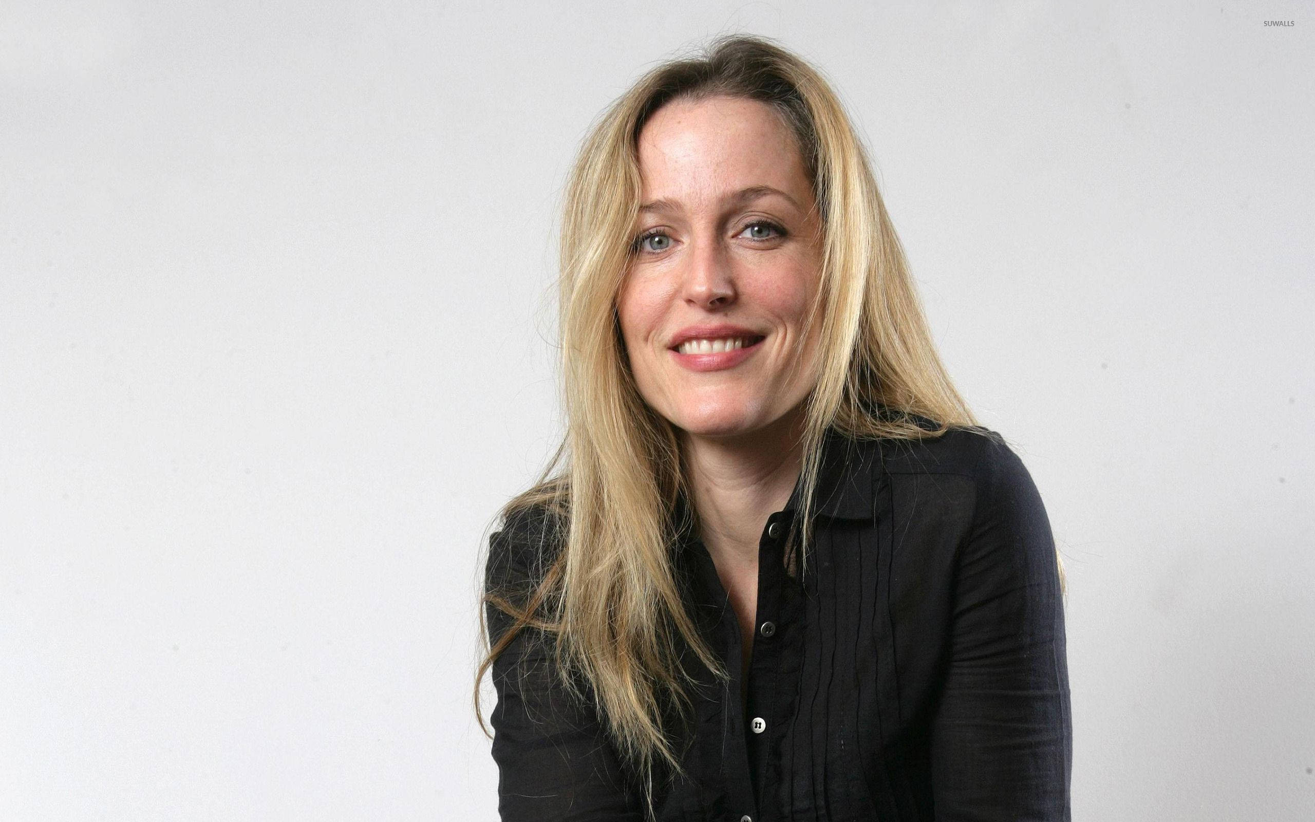 Gillian Anderson, blonde hair, black button-up shirt, 2K Desktop Wallpaper