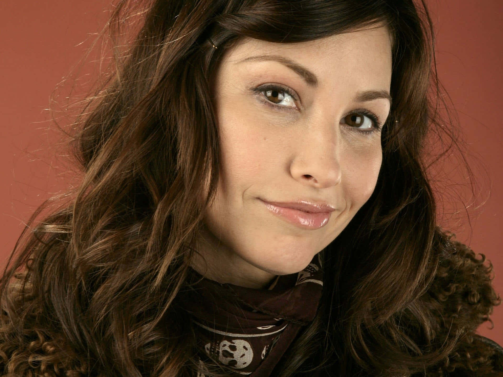 Gina Gershon, wavy brown hair, gentle smile, Full HD Desktop Wallpaper