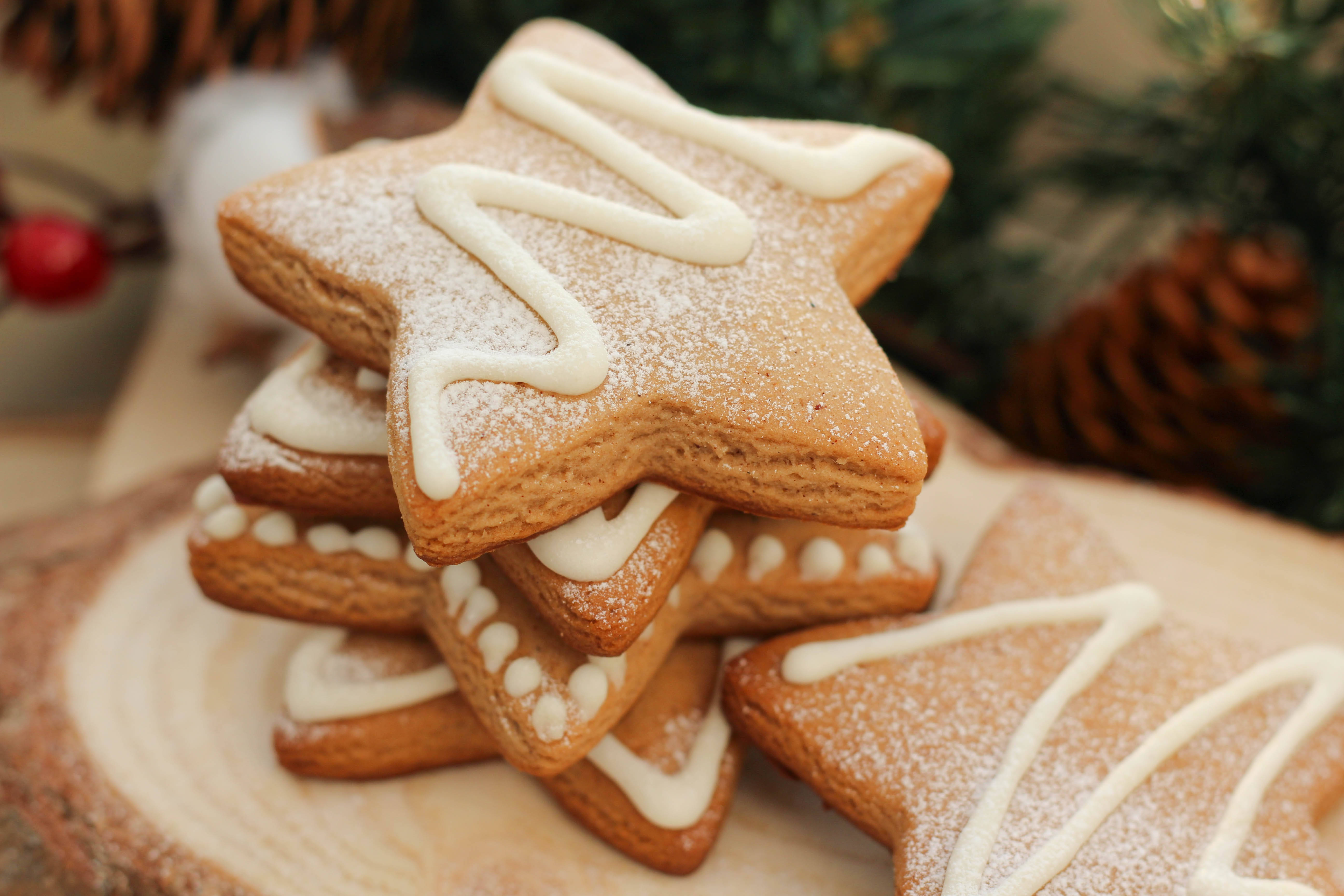 Sugar-Coated Gingerbread Stars, star-shaped gingerbread cookies, powdered sugar, 5K Desktop Wallpaper