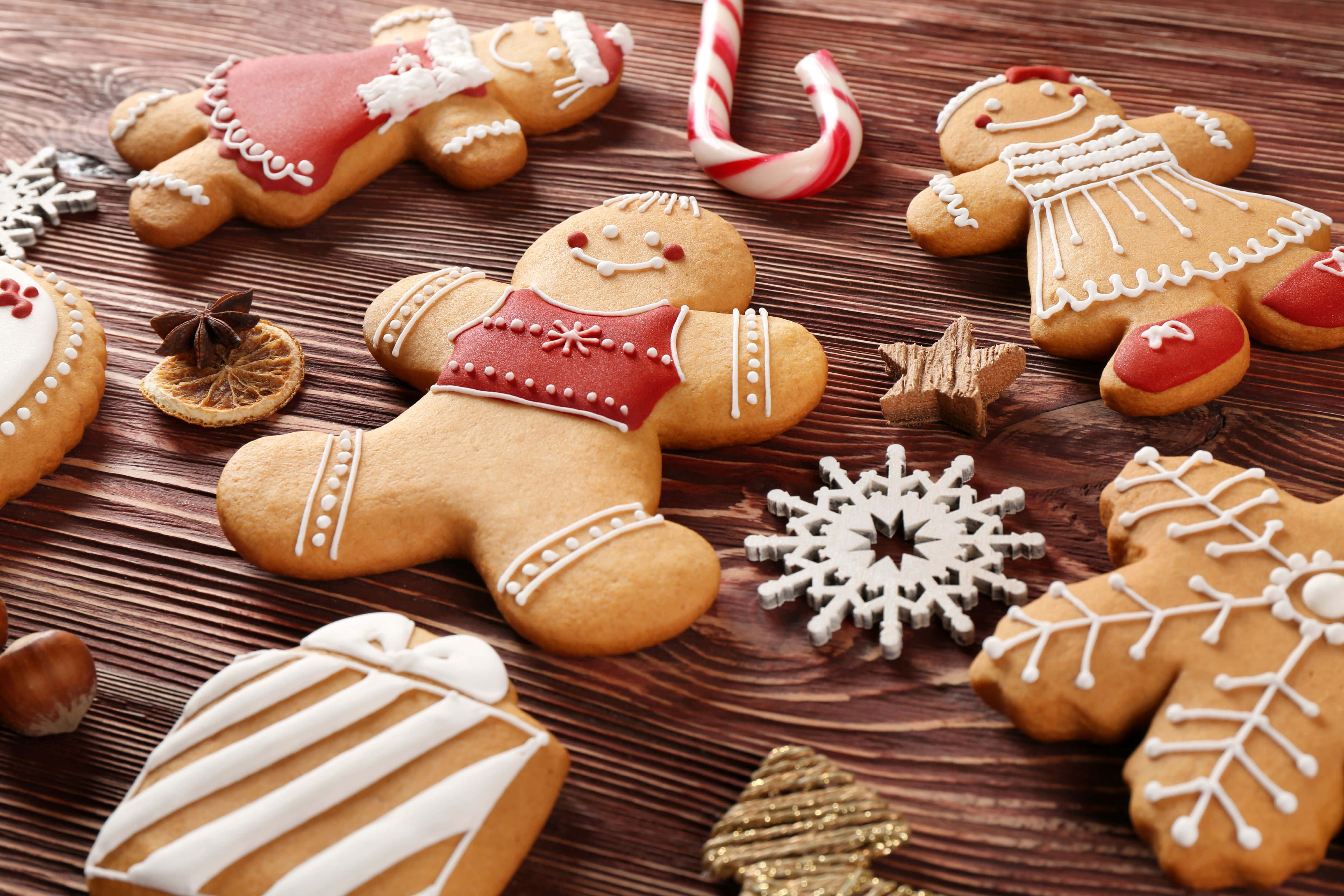 gingerbread men, gingerbread cookies, candy canes, 4K Desktop Wallpaper
