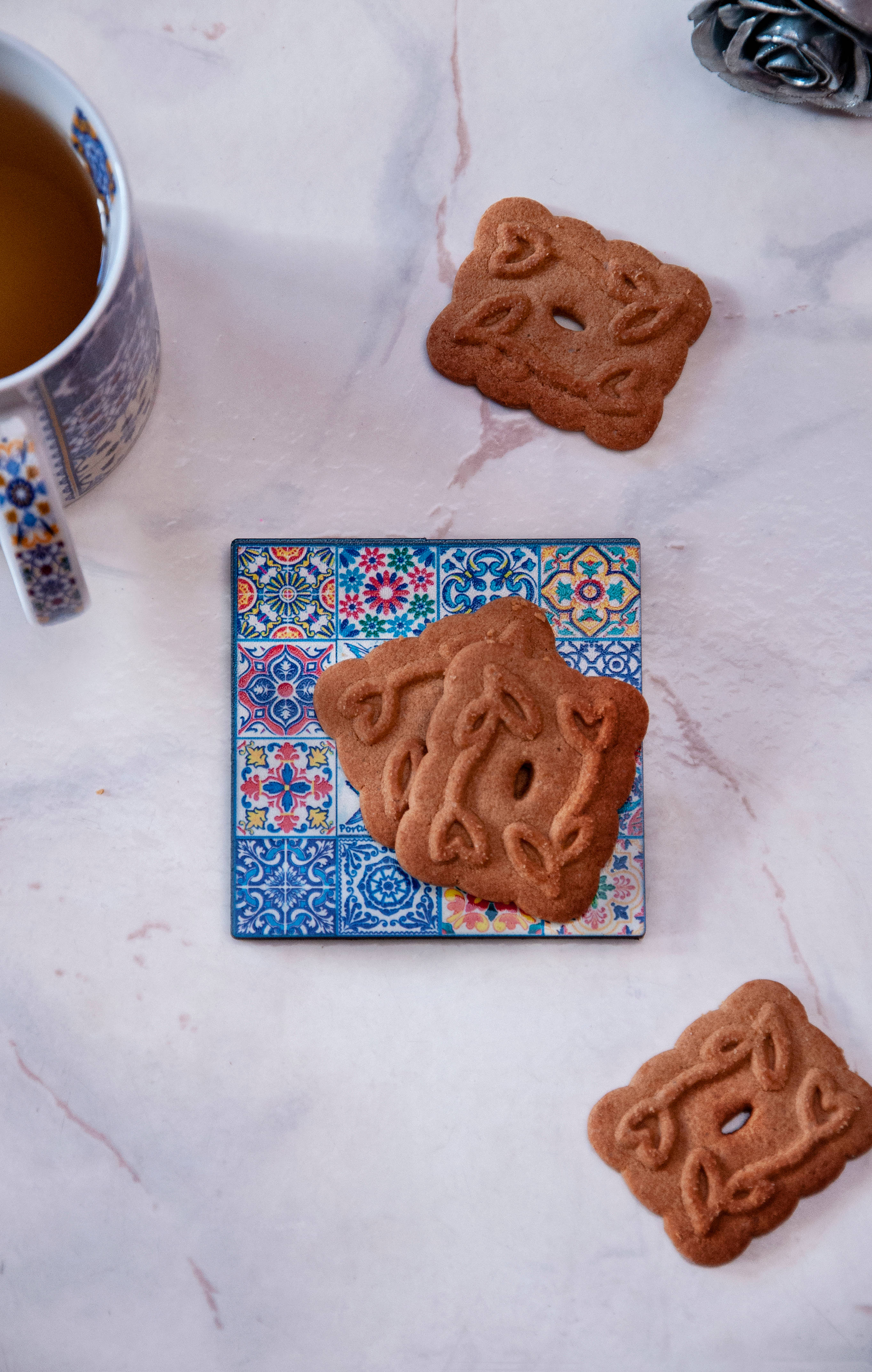 brown gingerbread cookies, colorful tile coaster, patterned mug, 4K Phone Wallpaper