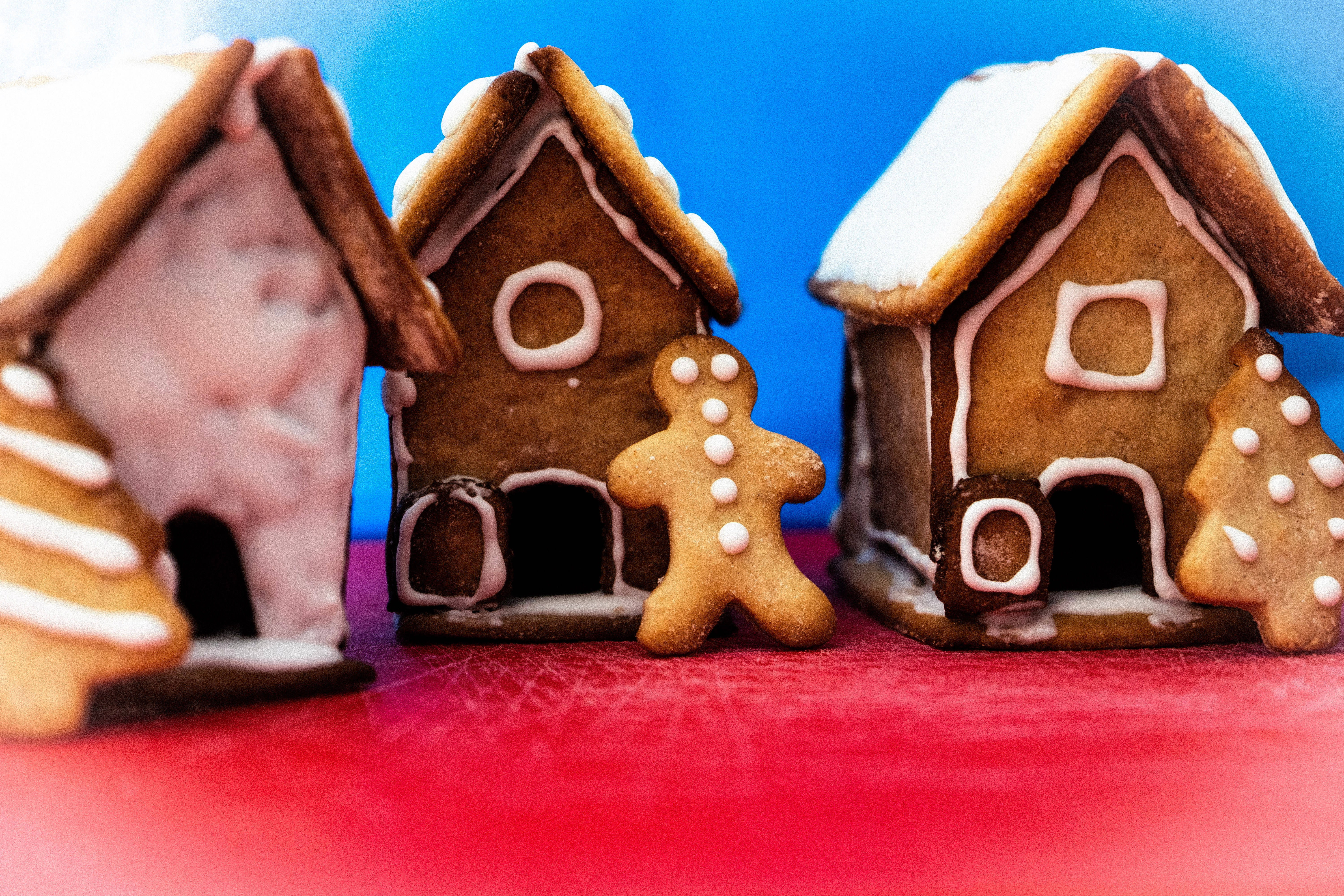 gingerbread houses, white icing roofs, gingerbread man, 5K Desktop Wallpaper