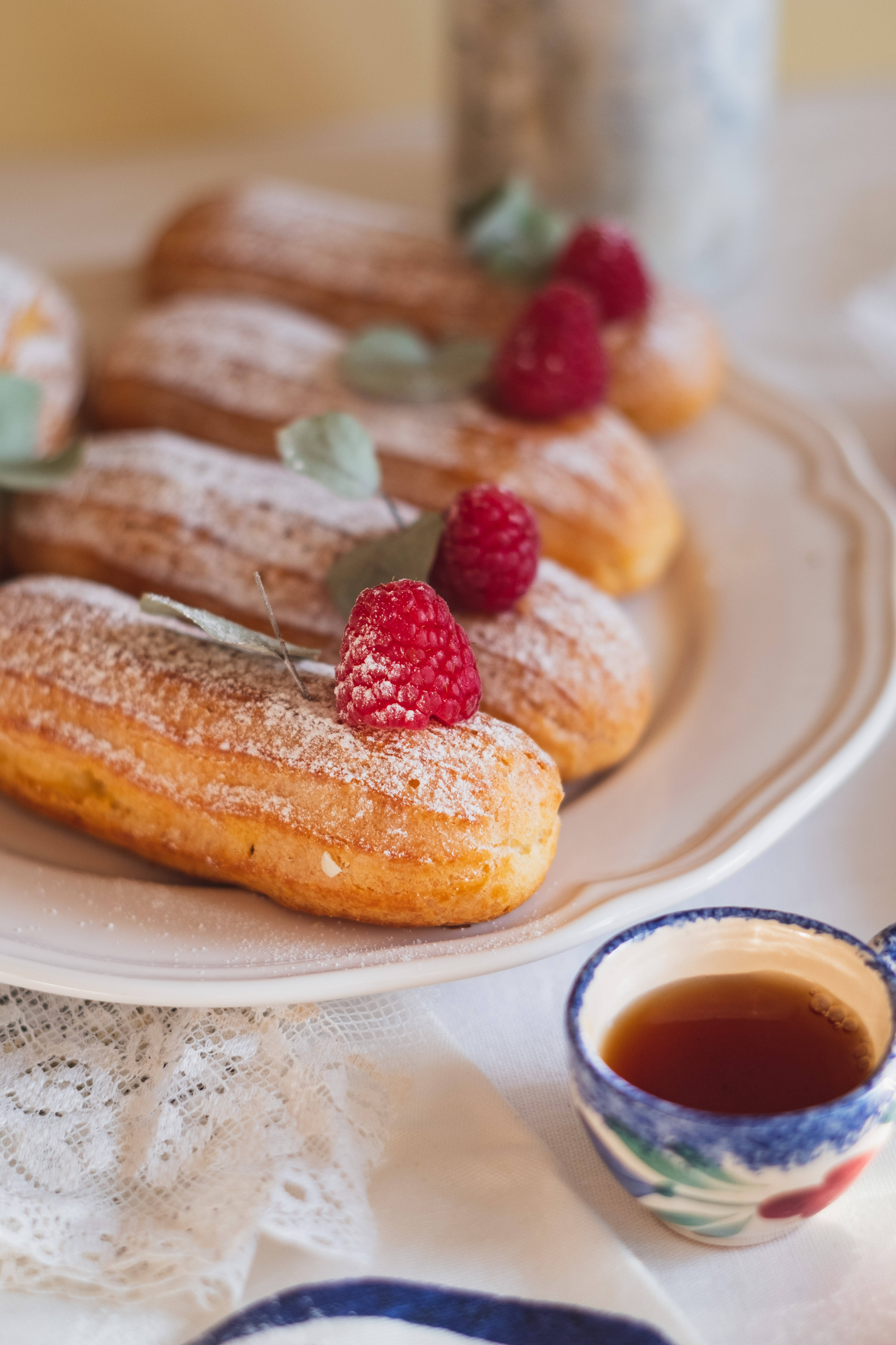 raspberry éclair pastry, golden eclairs, powdered sugar, 5K Phone Wallpaper