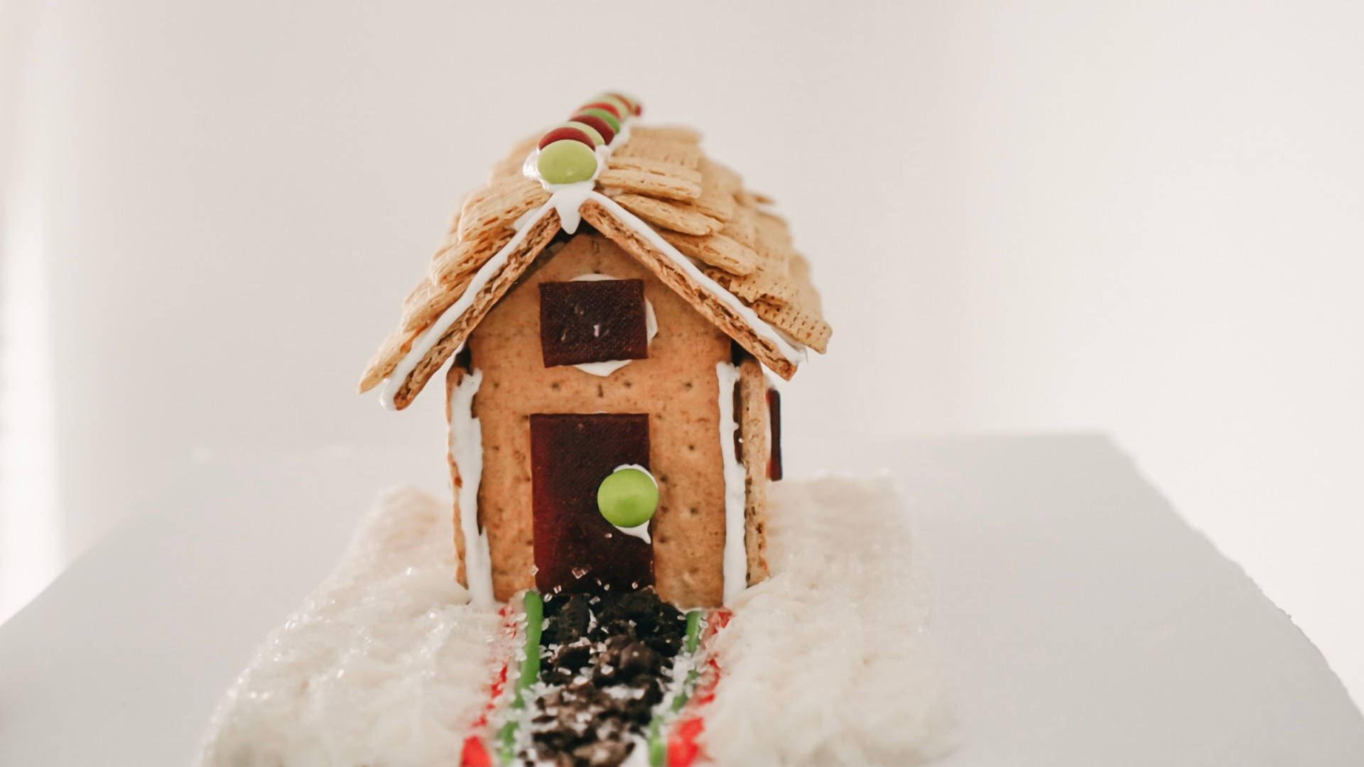 gingerbread house, graham cracker roof, candy decorations, Full HD Desktop Wallpaper