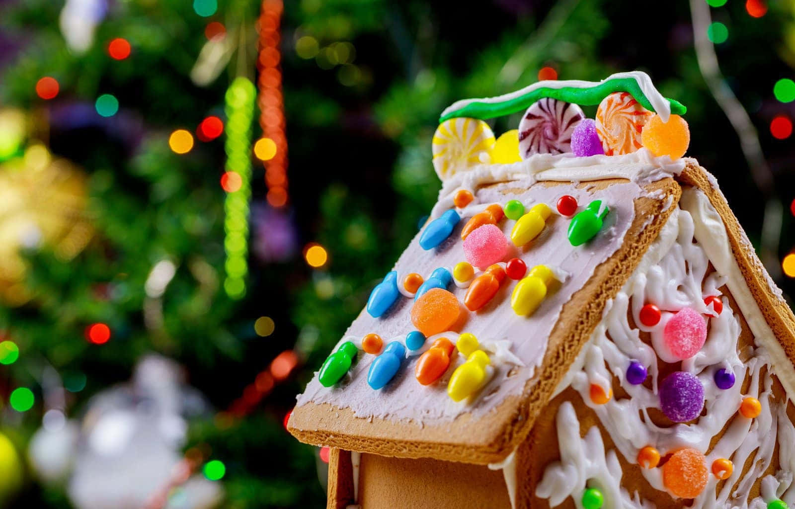 colorful gingerbread house decoration, colorful candies, icing, HD Desktop Wallpaper