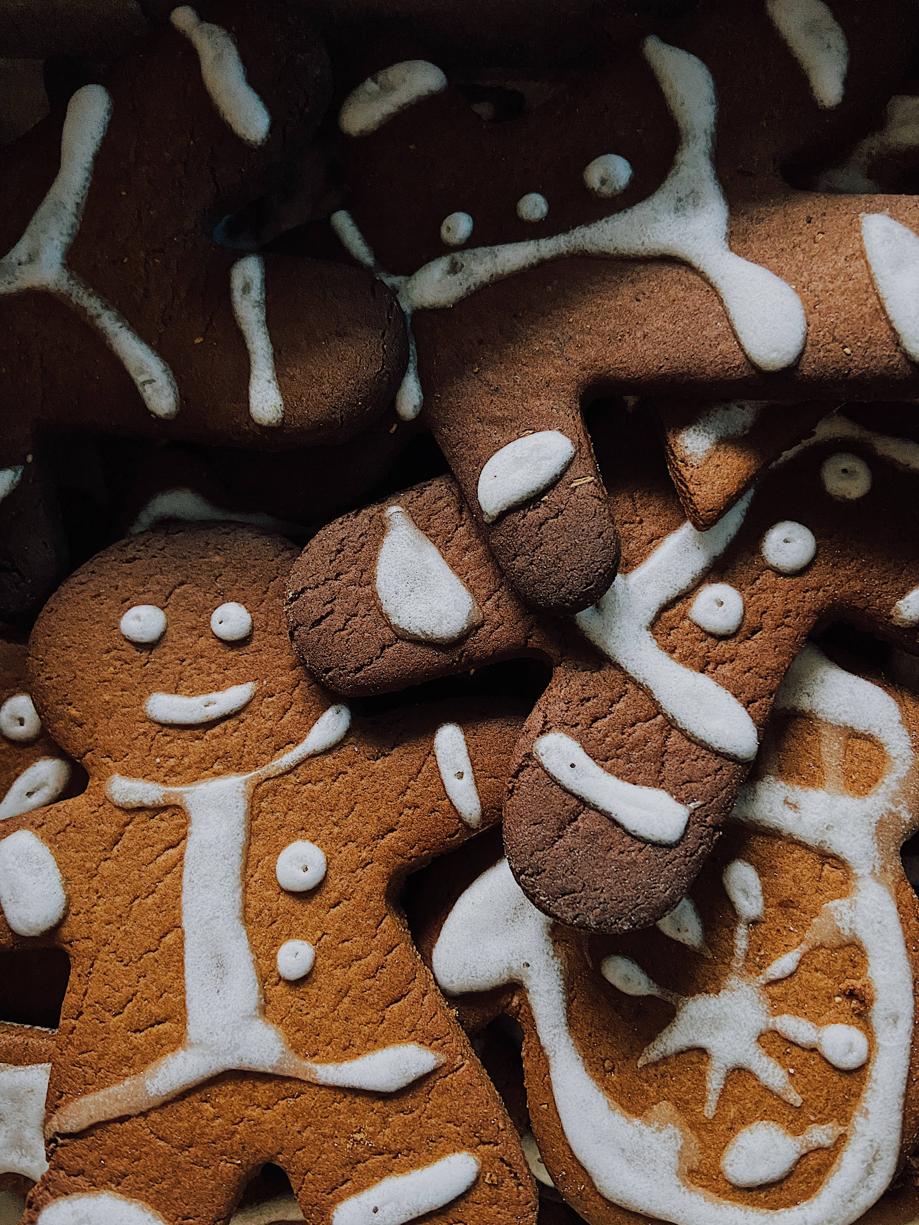 gingerbread men, gingerbread ornaments, white icing, 4K Phone Wallpaper