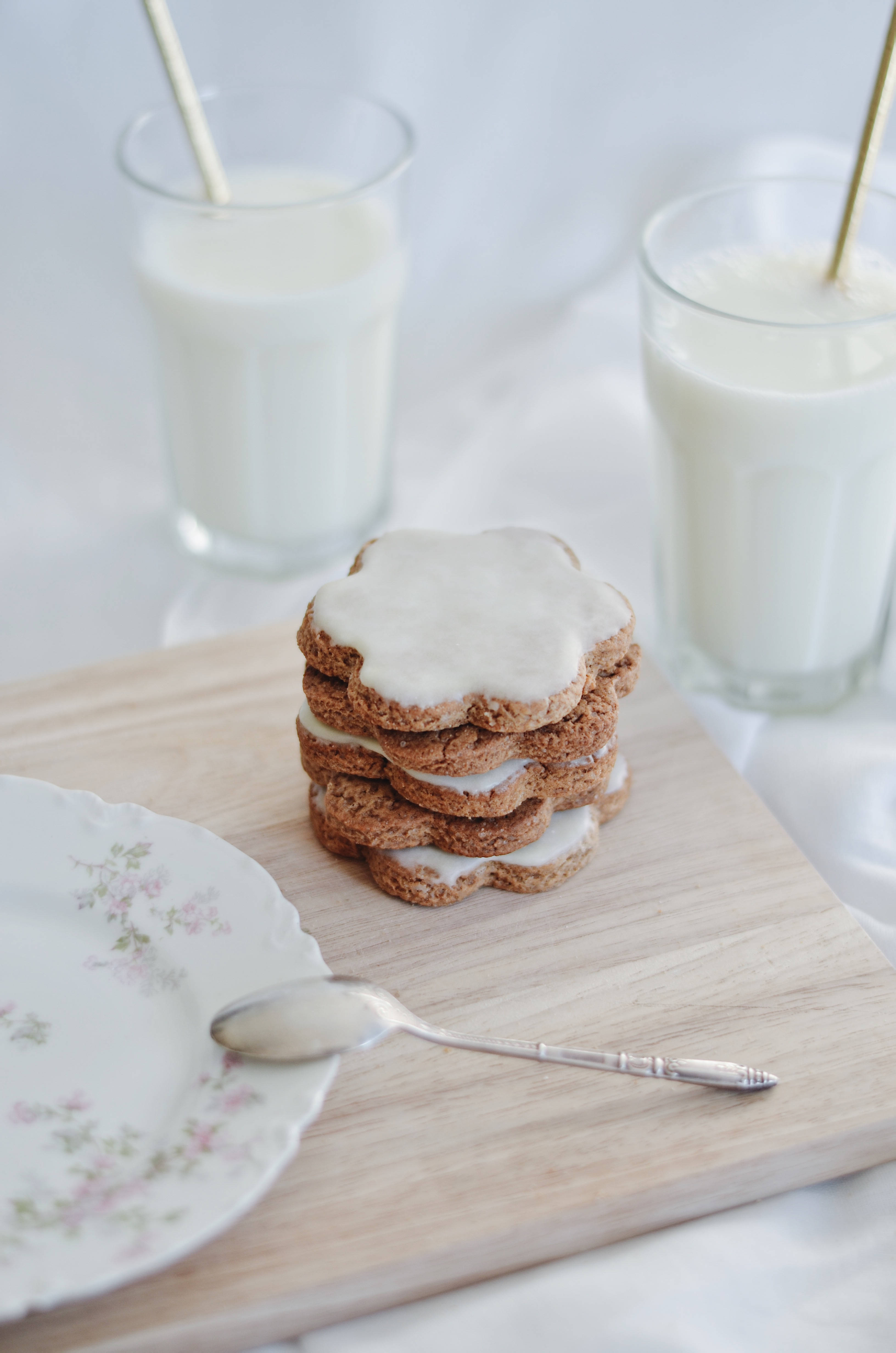 Gingerbread Cookies, frosted flower-shaped cookies, wooden board, 4K Phone Wallpaper