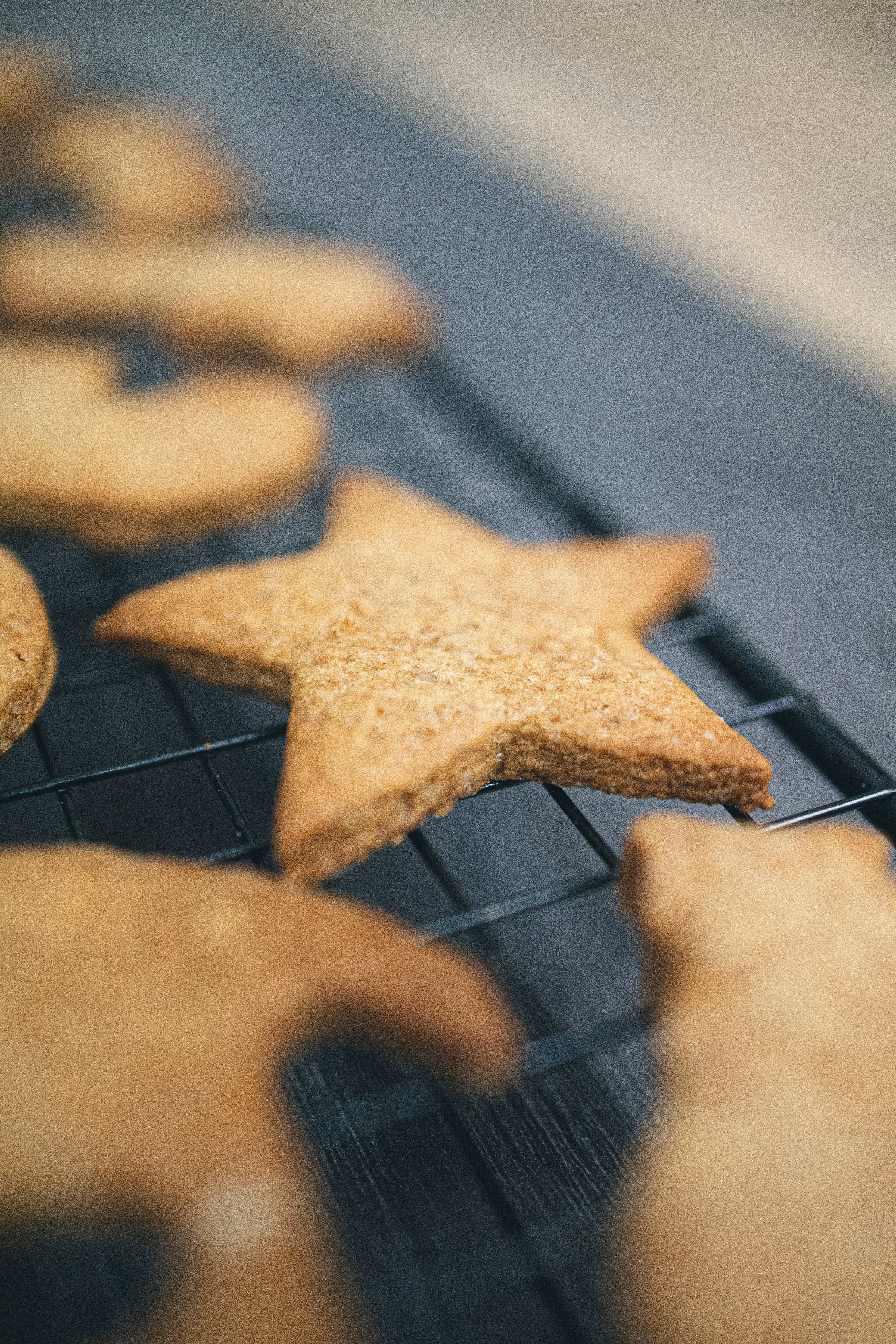 star shaped gingerbread, golden, black wire rack, 5K Phone Wallpaper