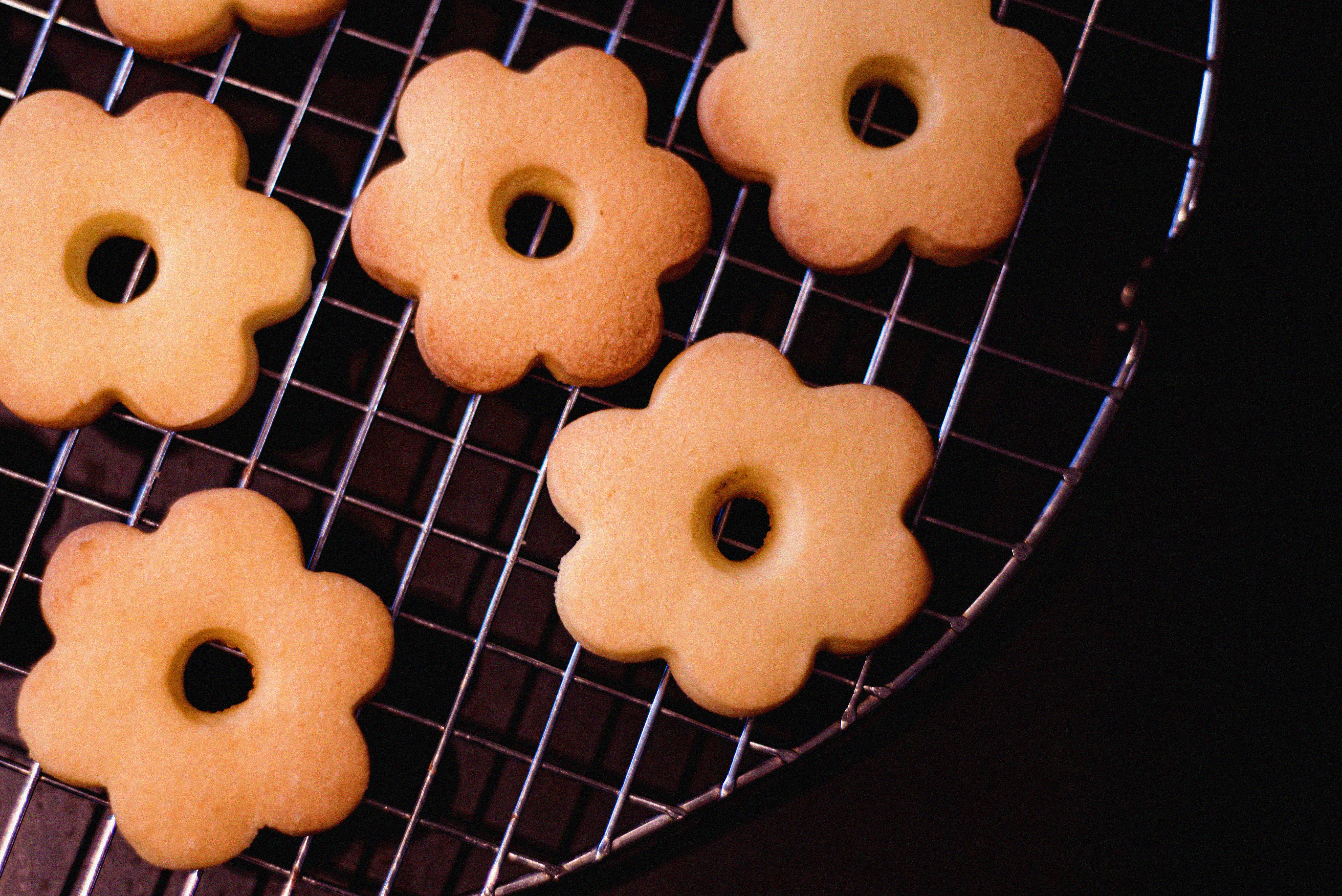 Gingerbread Cookie Flowers, golden, flower-shaped cookies, 5K Desktop Wallpaper