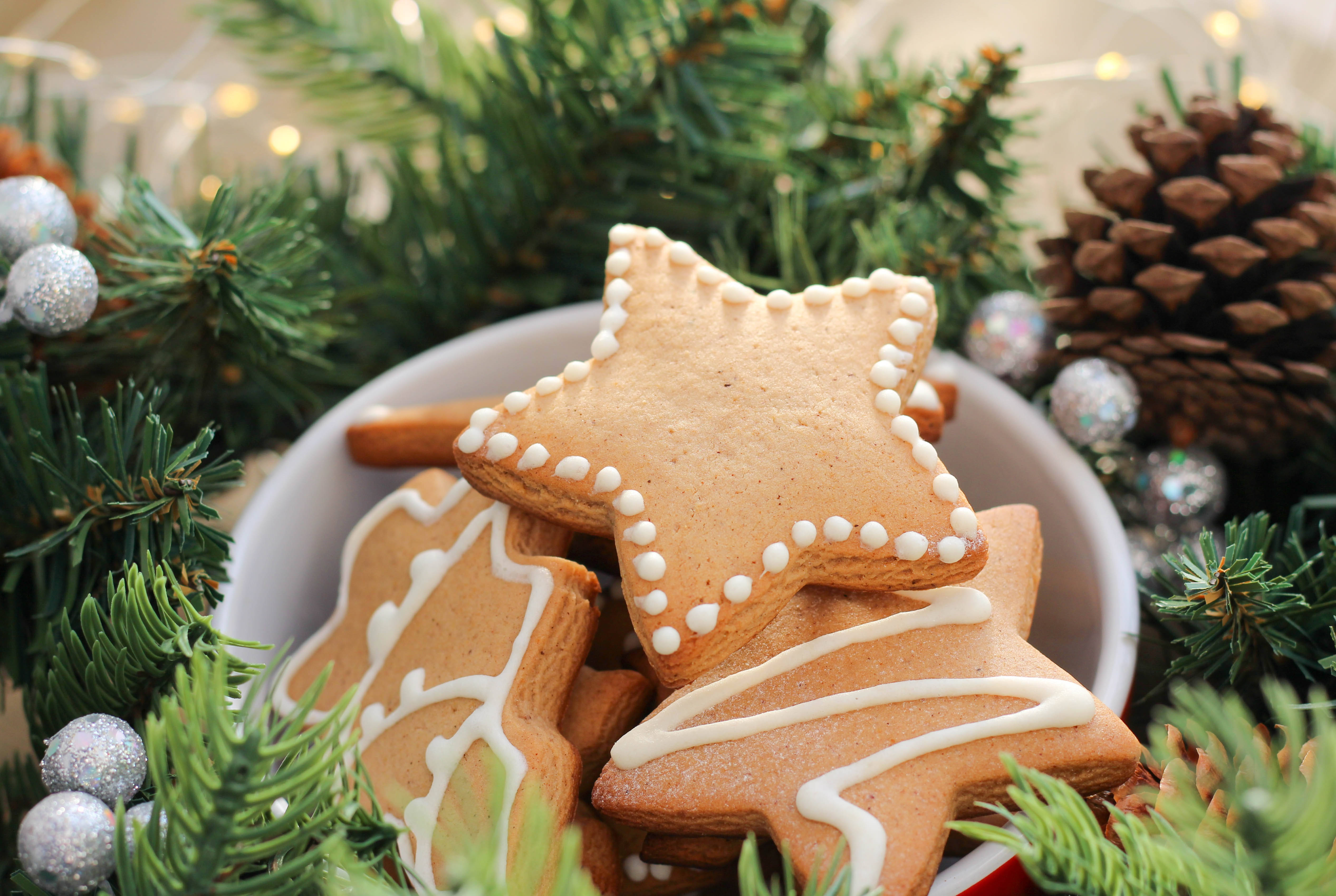 gingerbread star cookies, white bowl, star and tree-shaped gingerbread cookies, 4K Desktop Wallpaper