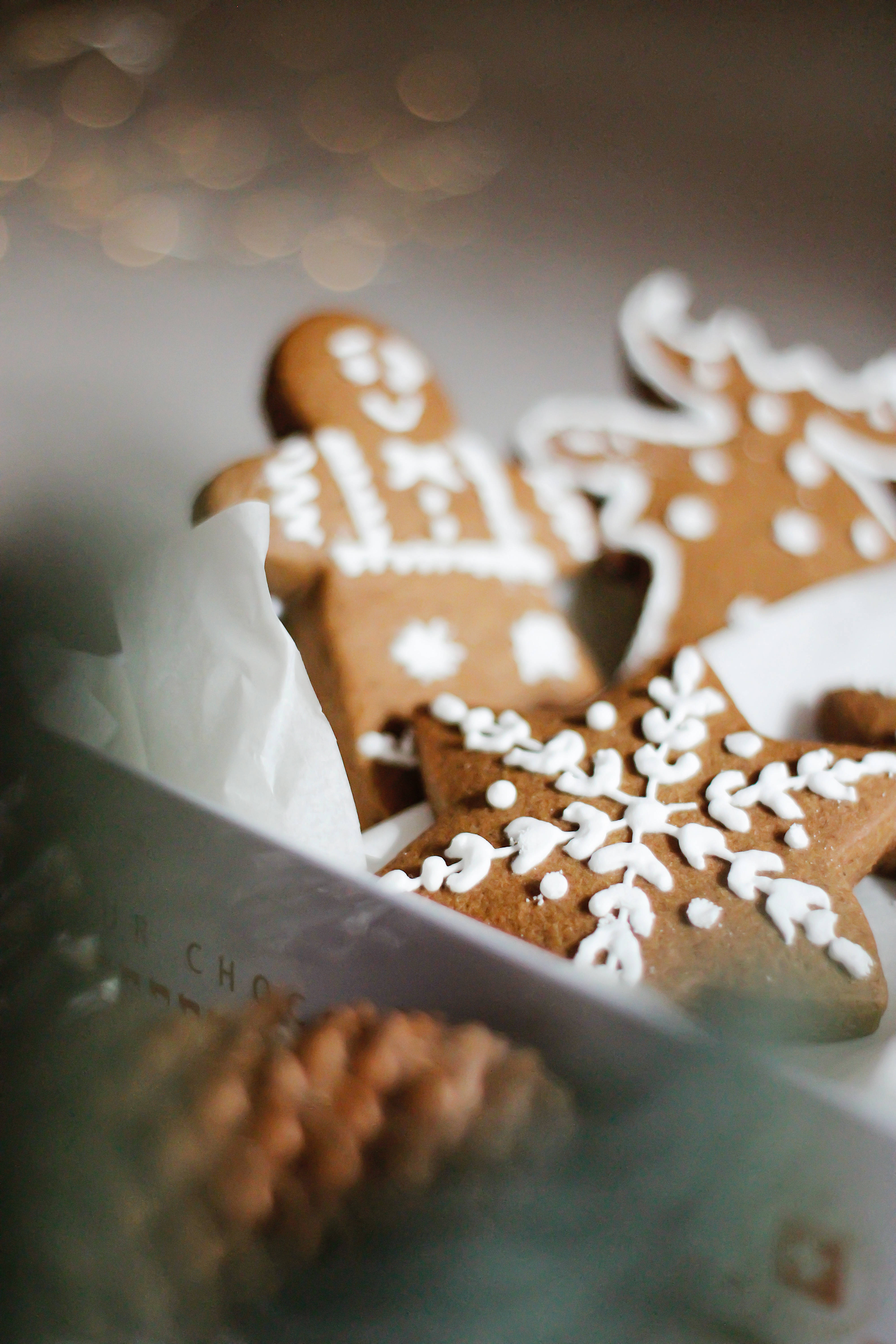 gingerbread cookies, white icing snowflakes, gingerbread men, 5K Phone Wallpaper