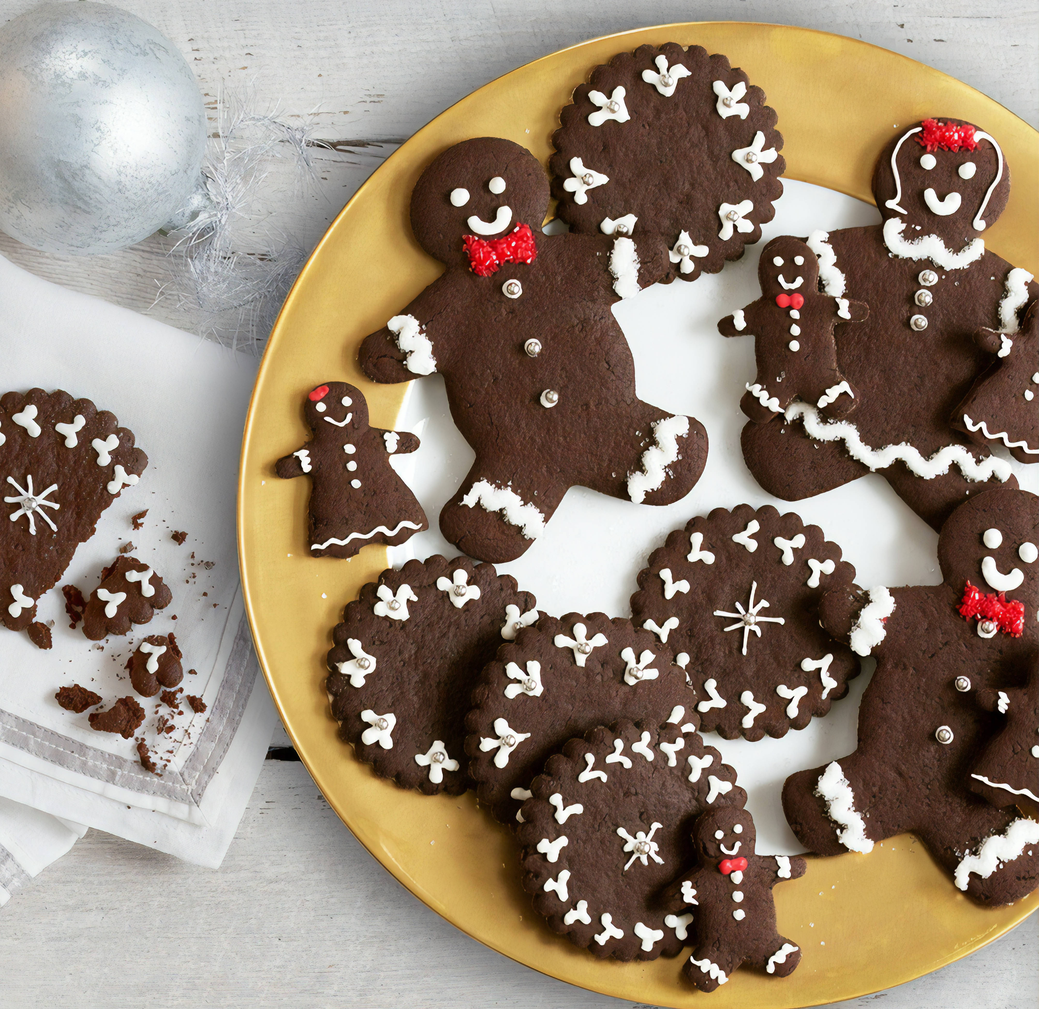 golden plate, chocolate gingerbread cookies, white icing, 4K Desktop Wallpaper