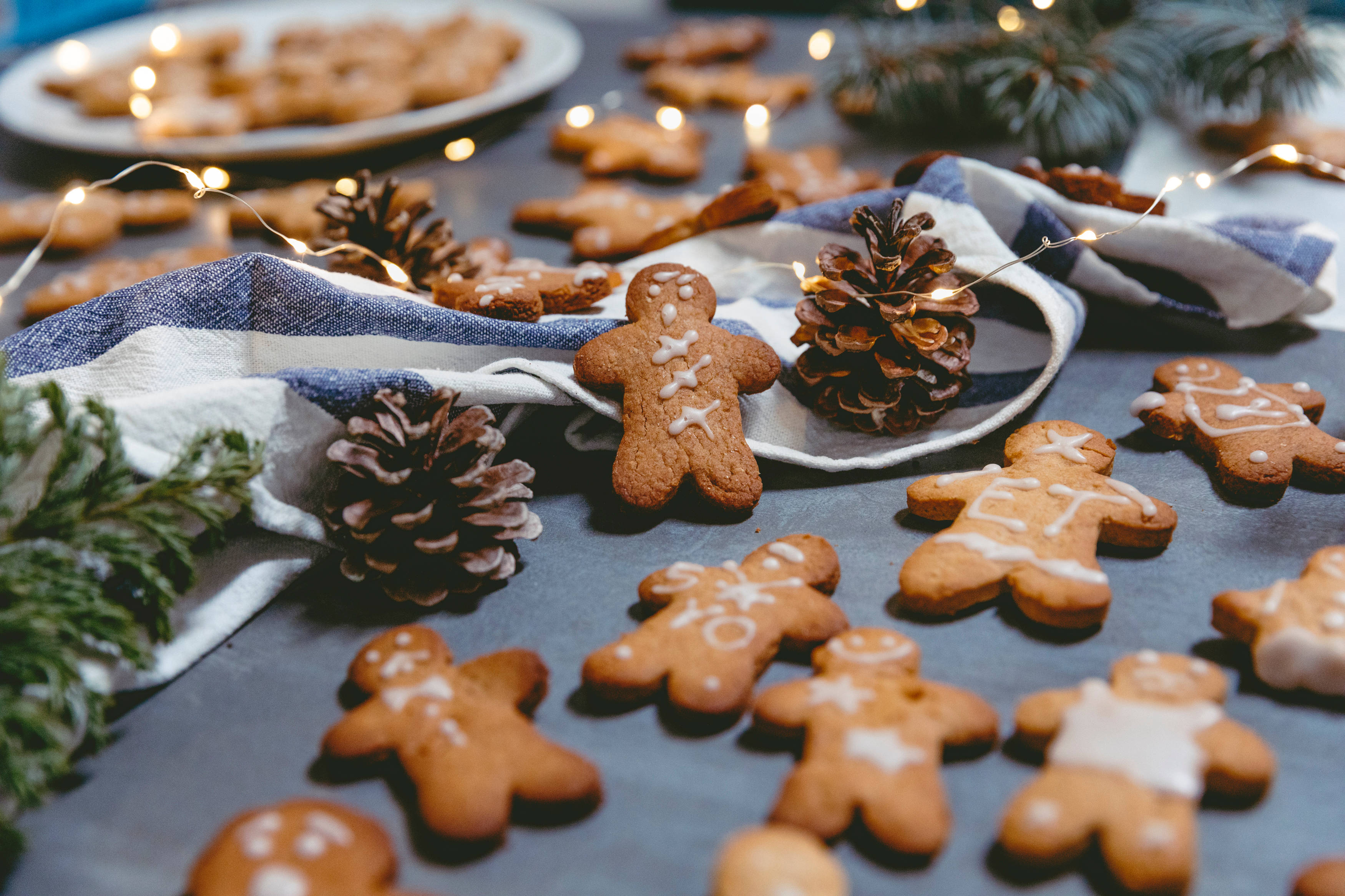 gingerbread men cookies, white icing, pinecones, 2K Desktop Wallpaper