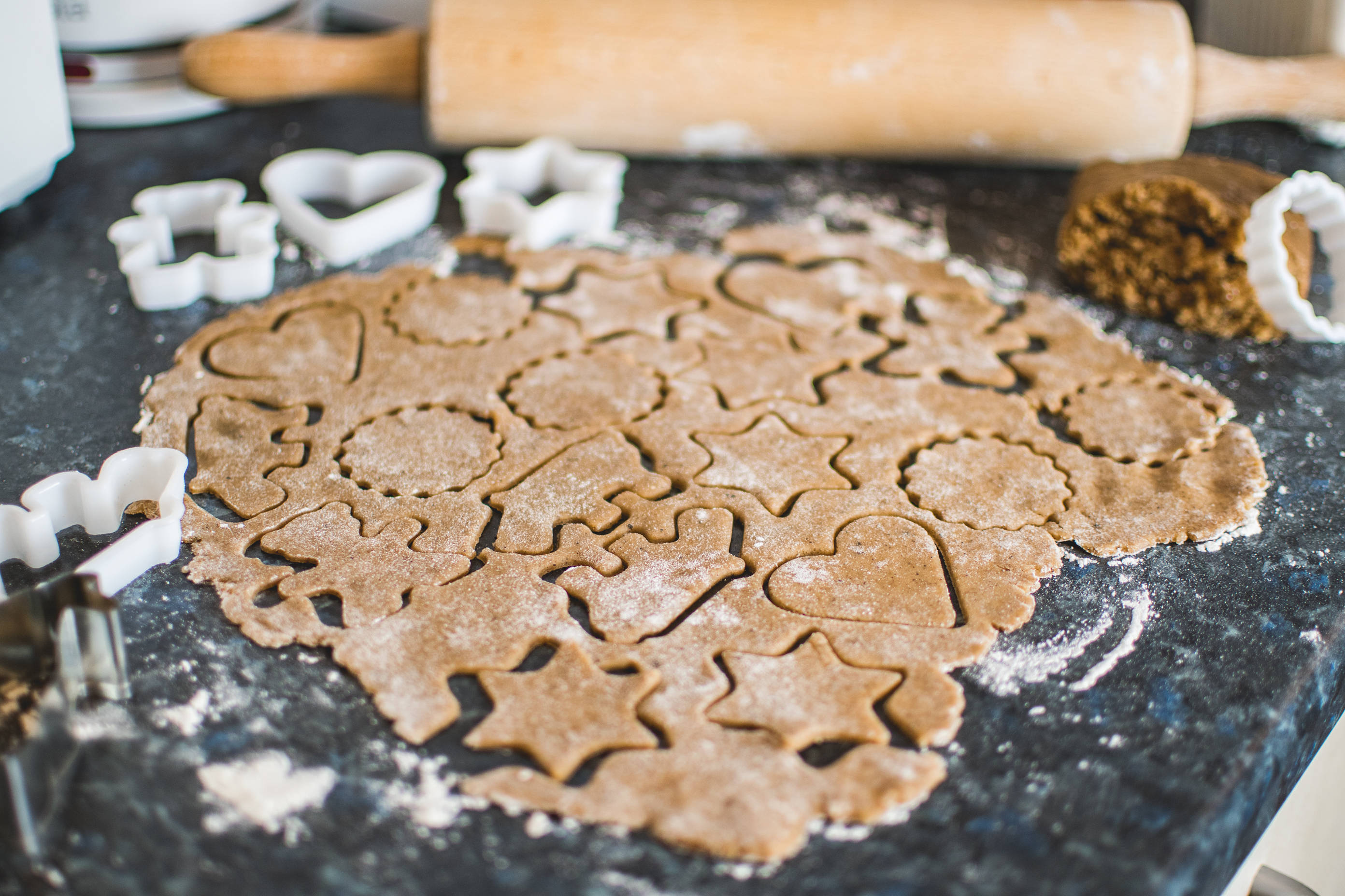 gingerbread dough, stars, hearts, 2K Desktop Wallpaper