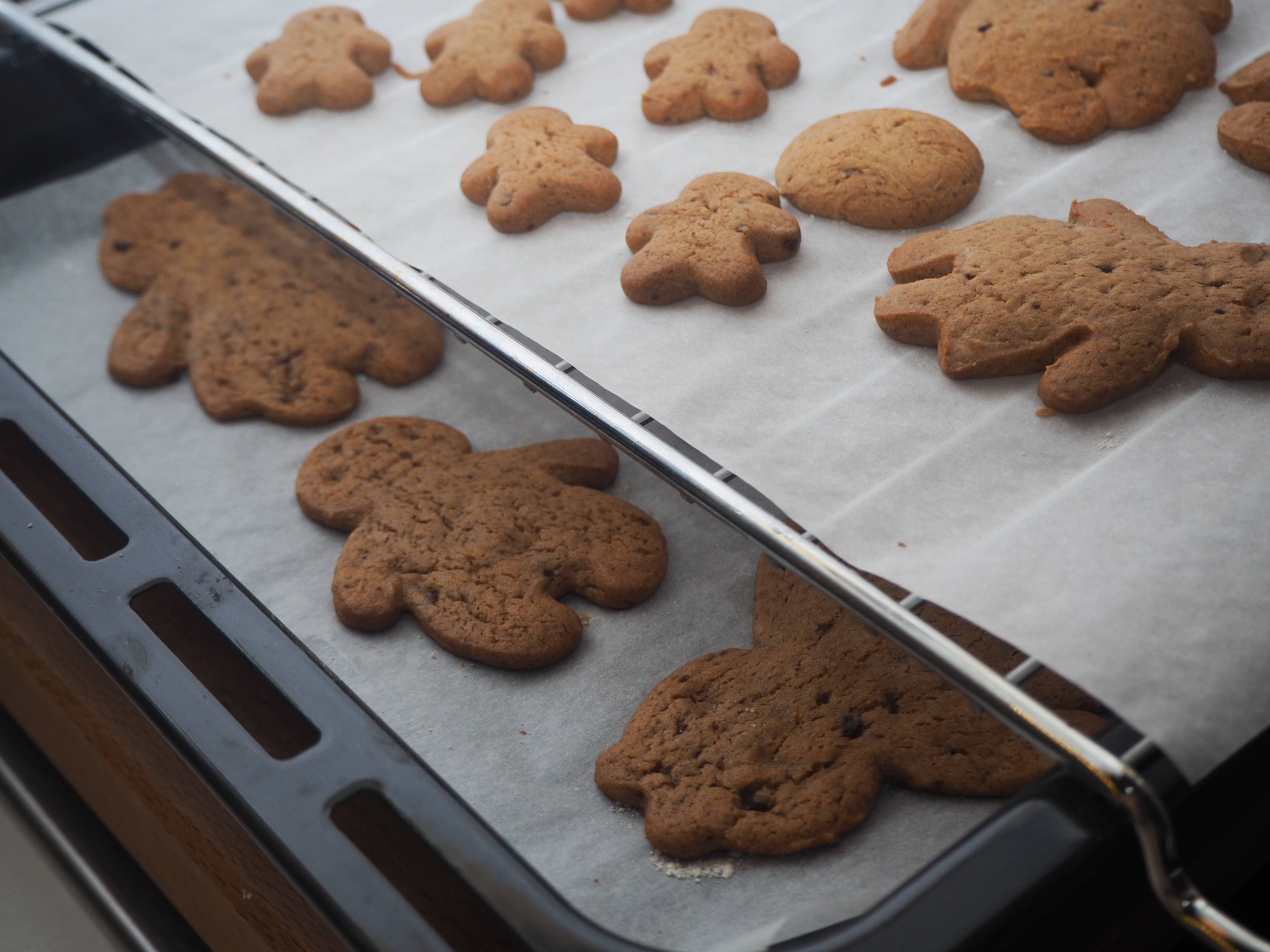 gingerbread men, gingerbread cookies, parchment paper, 4K Desktop Wallpaper