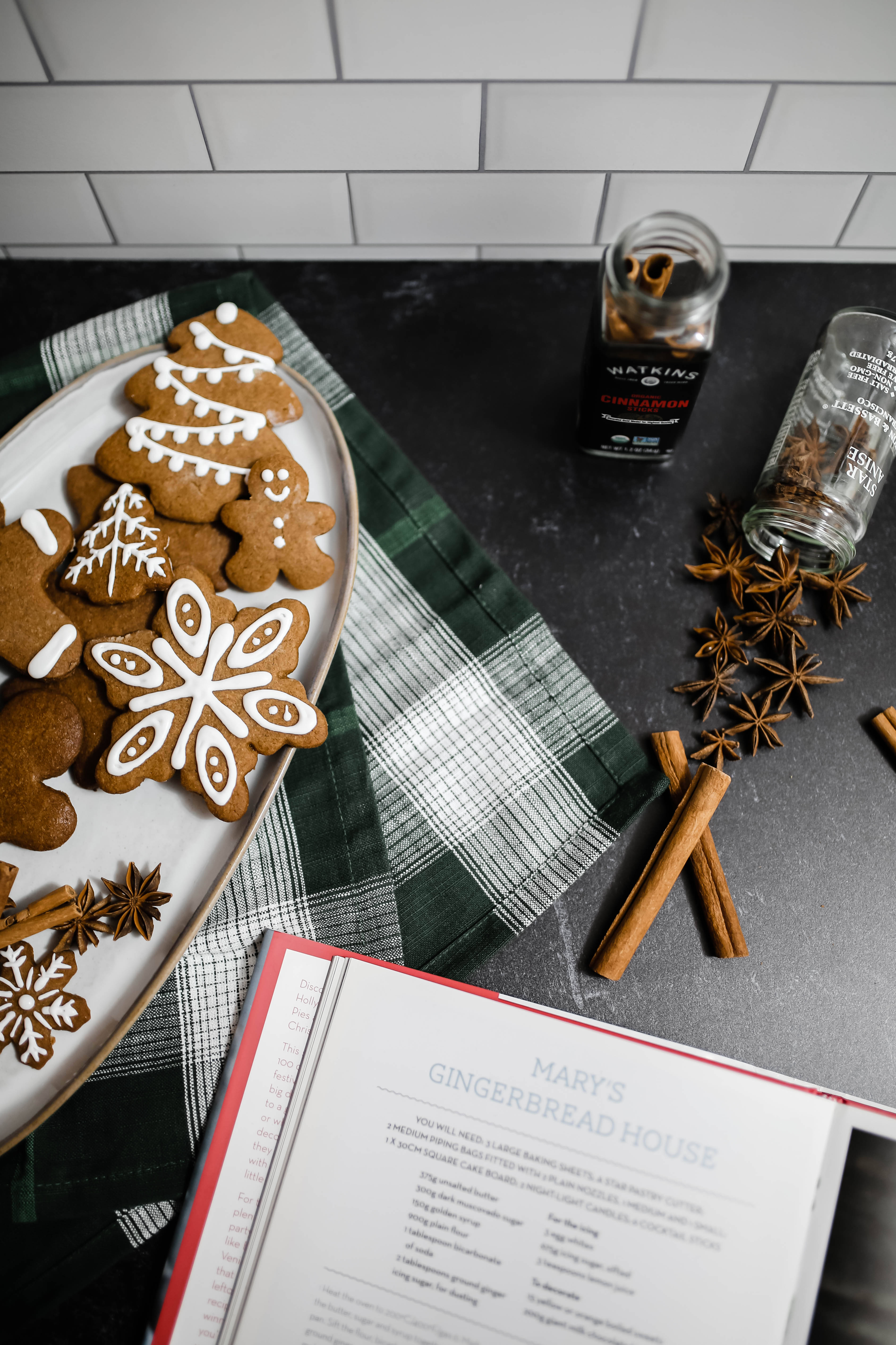 Gingerbreads For Christmas, festive plate, decorated gingerbread cookies, 5K Phone Wallpaper