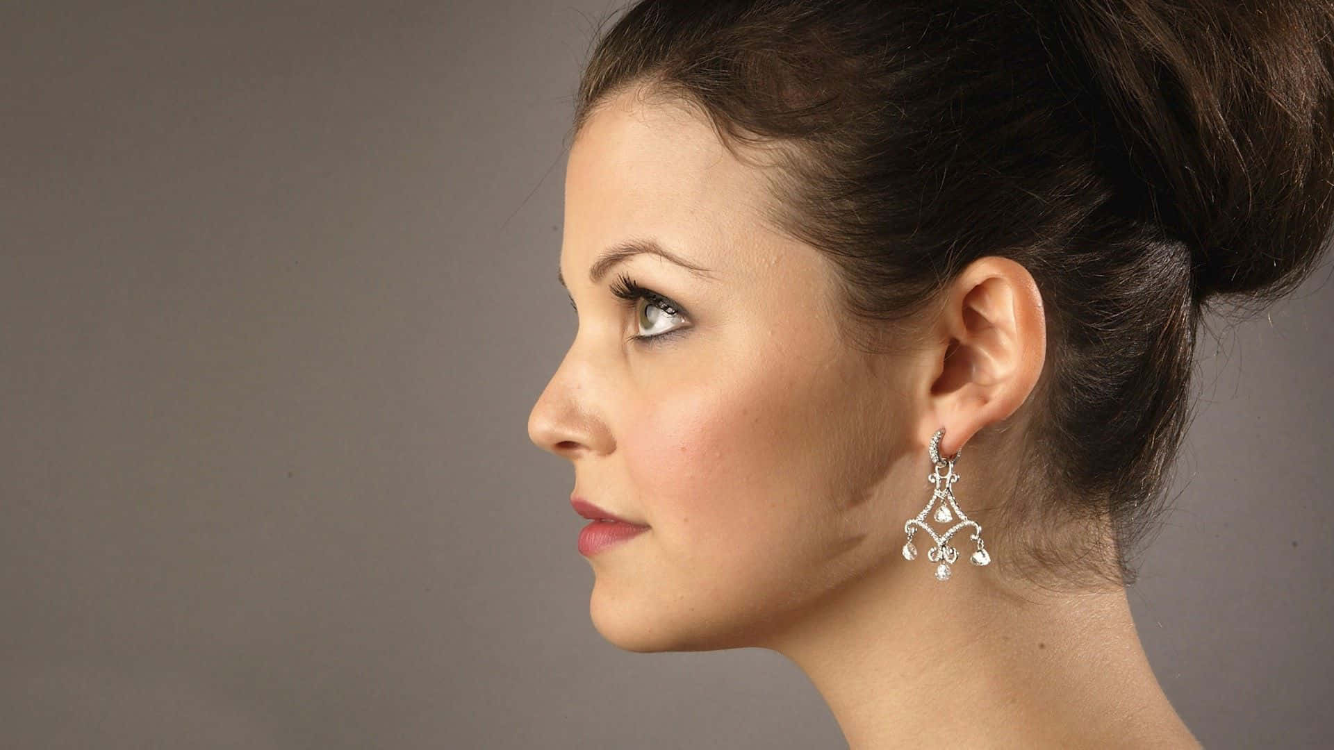 Ginnifer Goodwin, ornate dangling earring, muted gray background, Full HD Desktop Wallpaper