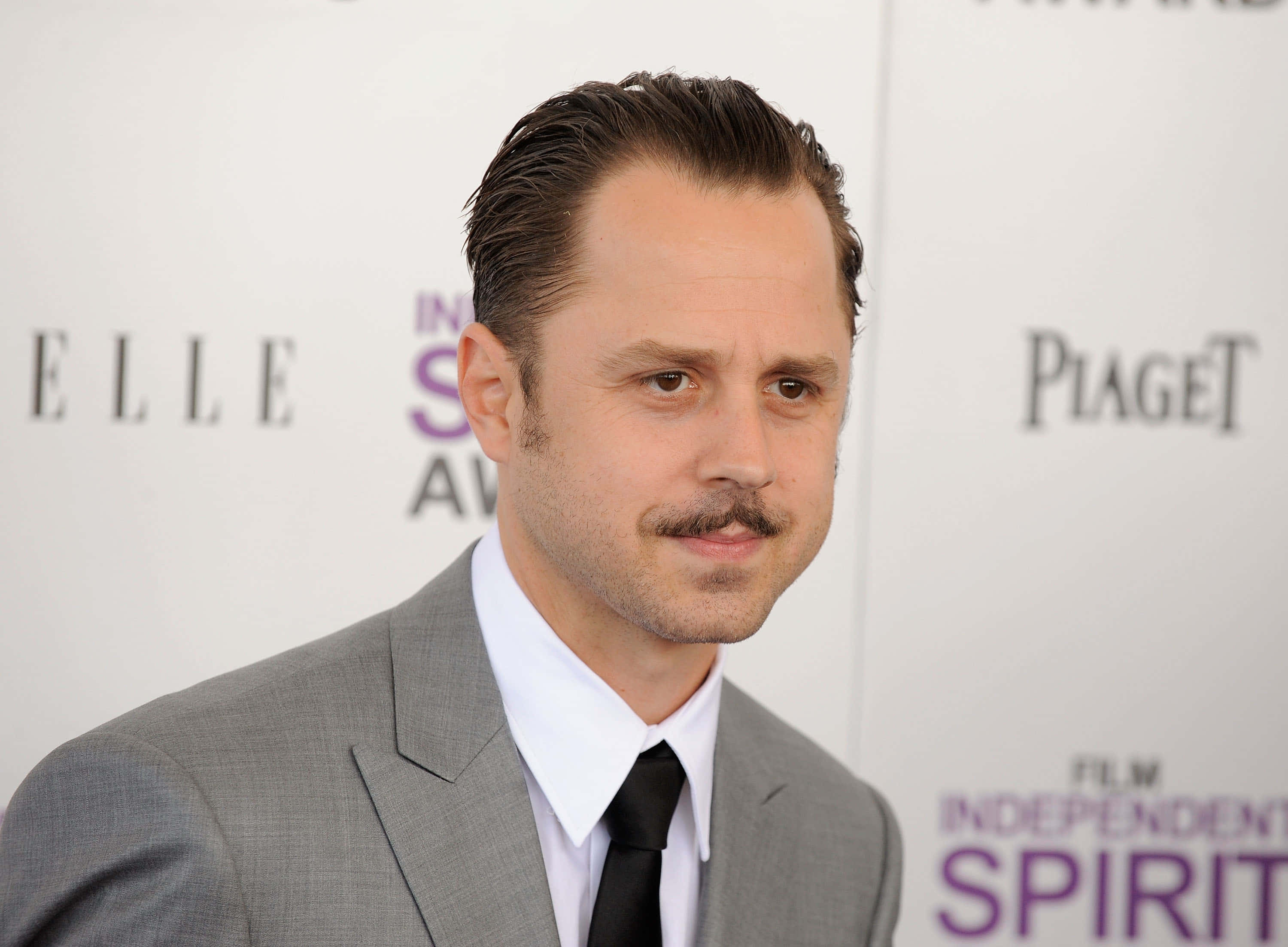 Giovanni Ribisi, gray suit, black tie, 2K Desktop Wallpaper
