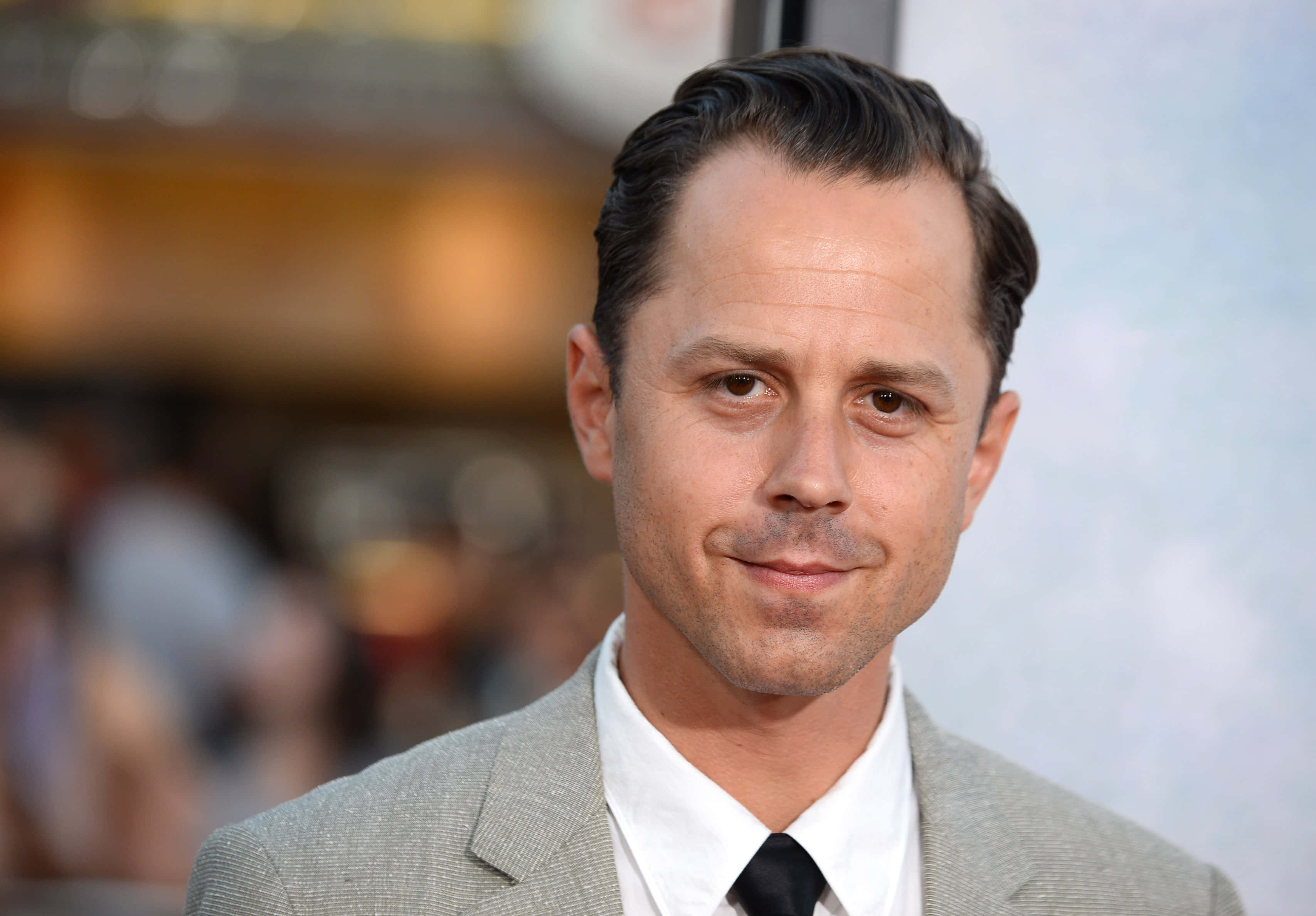 Giovanni Ribisi, gray suit, black tie, 2K Desktop Wallpaper
