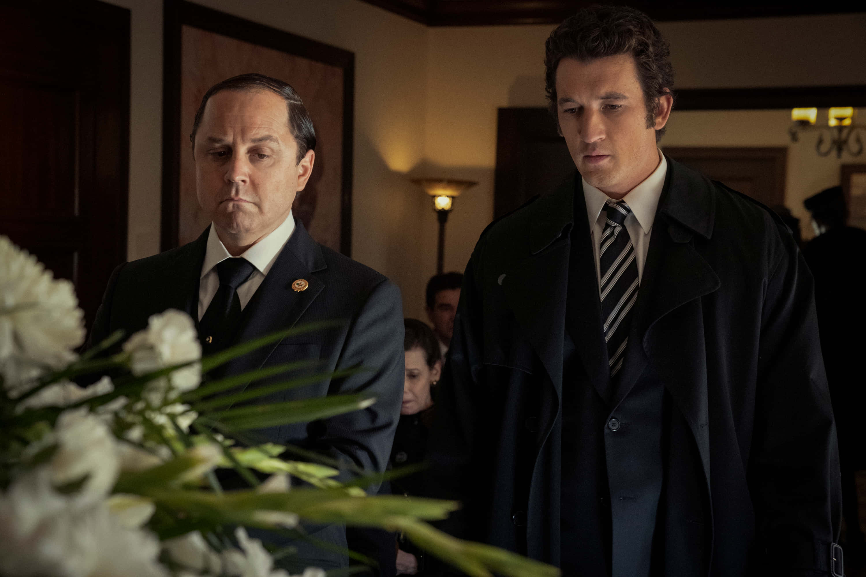 Giovanni Ribisi, dark suits, white floral arrangement, 2K Desktop Wallpaper