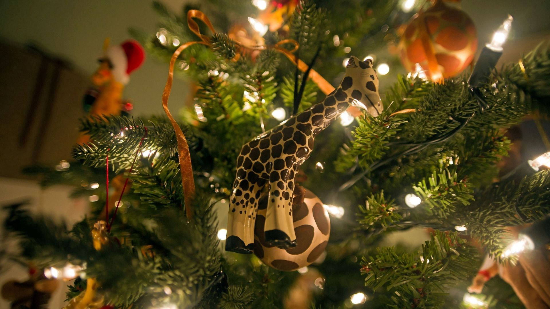 hanged giraffe, stuffed toy, Christmas tree, Full HD Desktop Wallpaper
