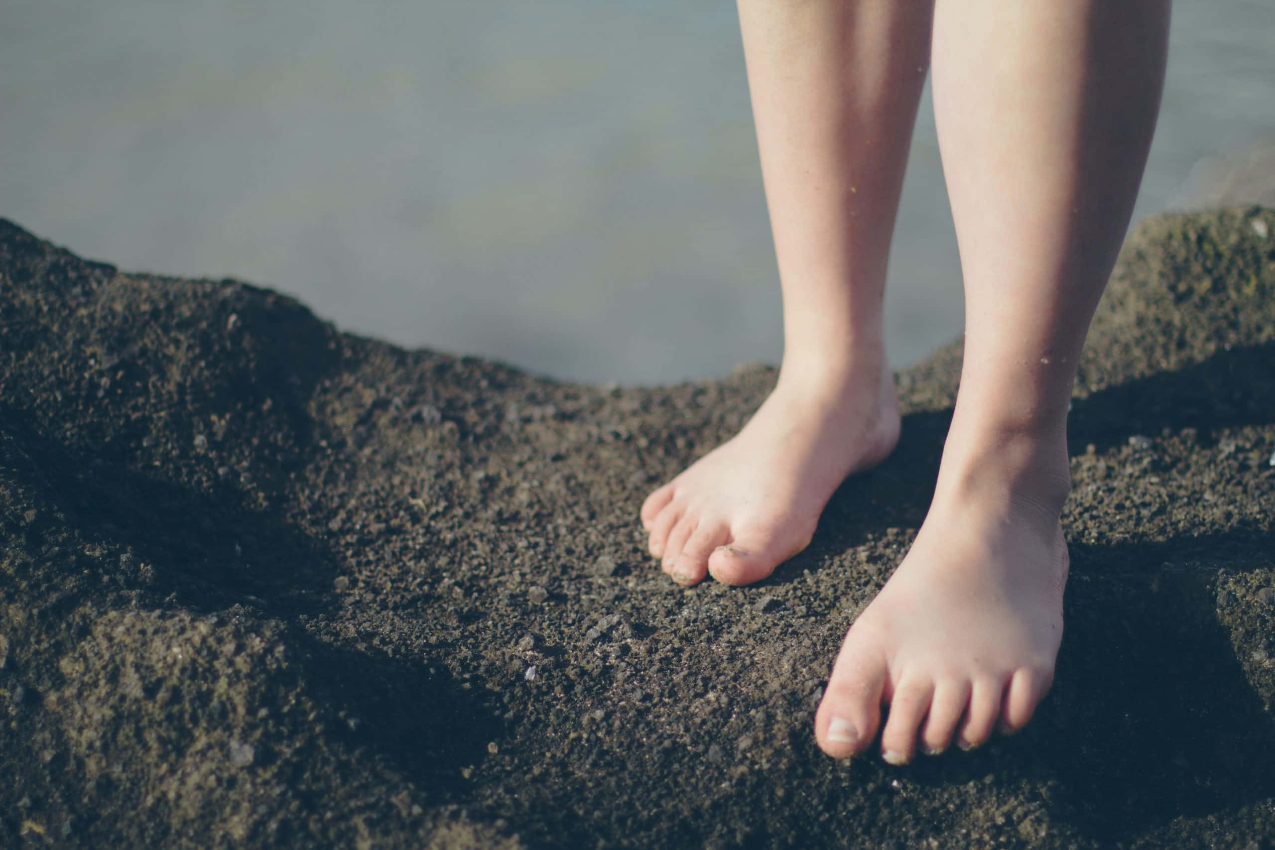 wet sand, water's edge, bare feet, 2K Desktop Wallpaper