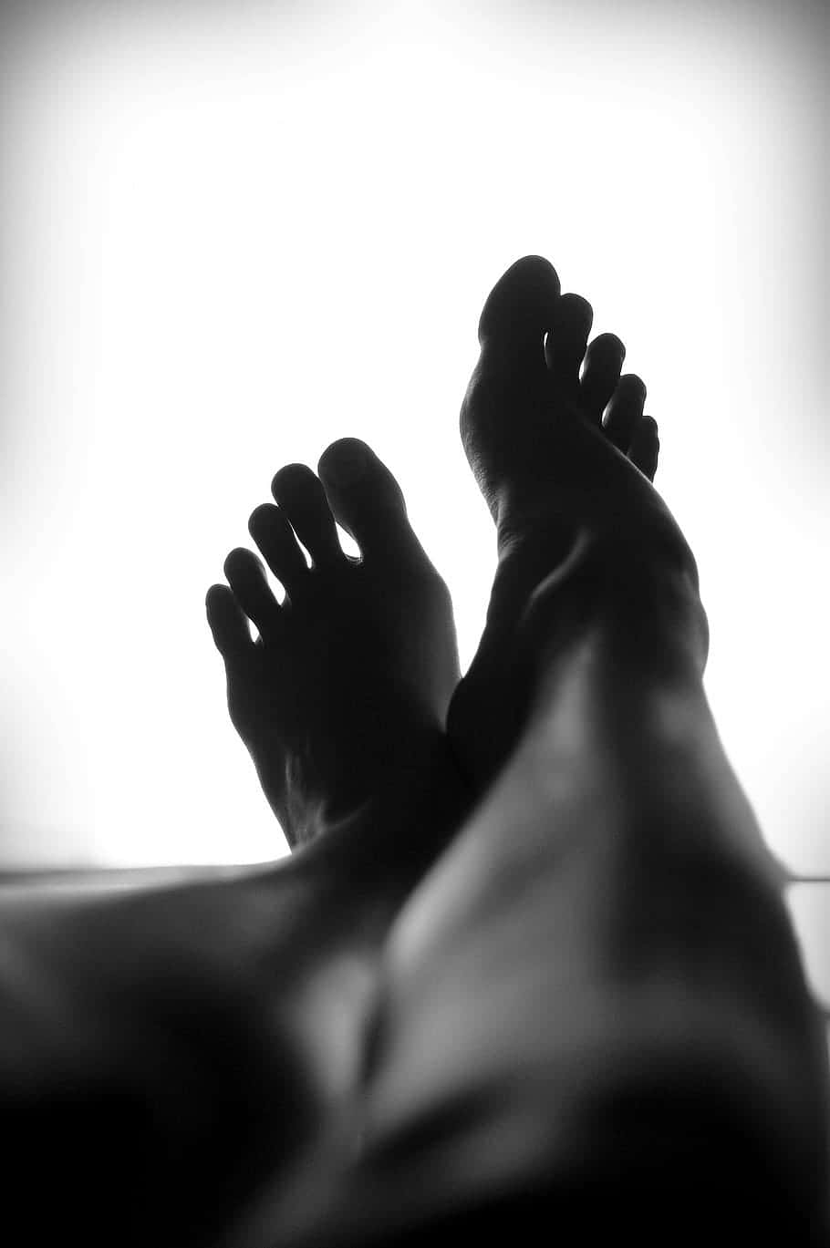 black and white, bare feet, silhouetted, HD Phone Wallpaper