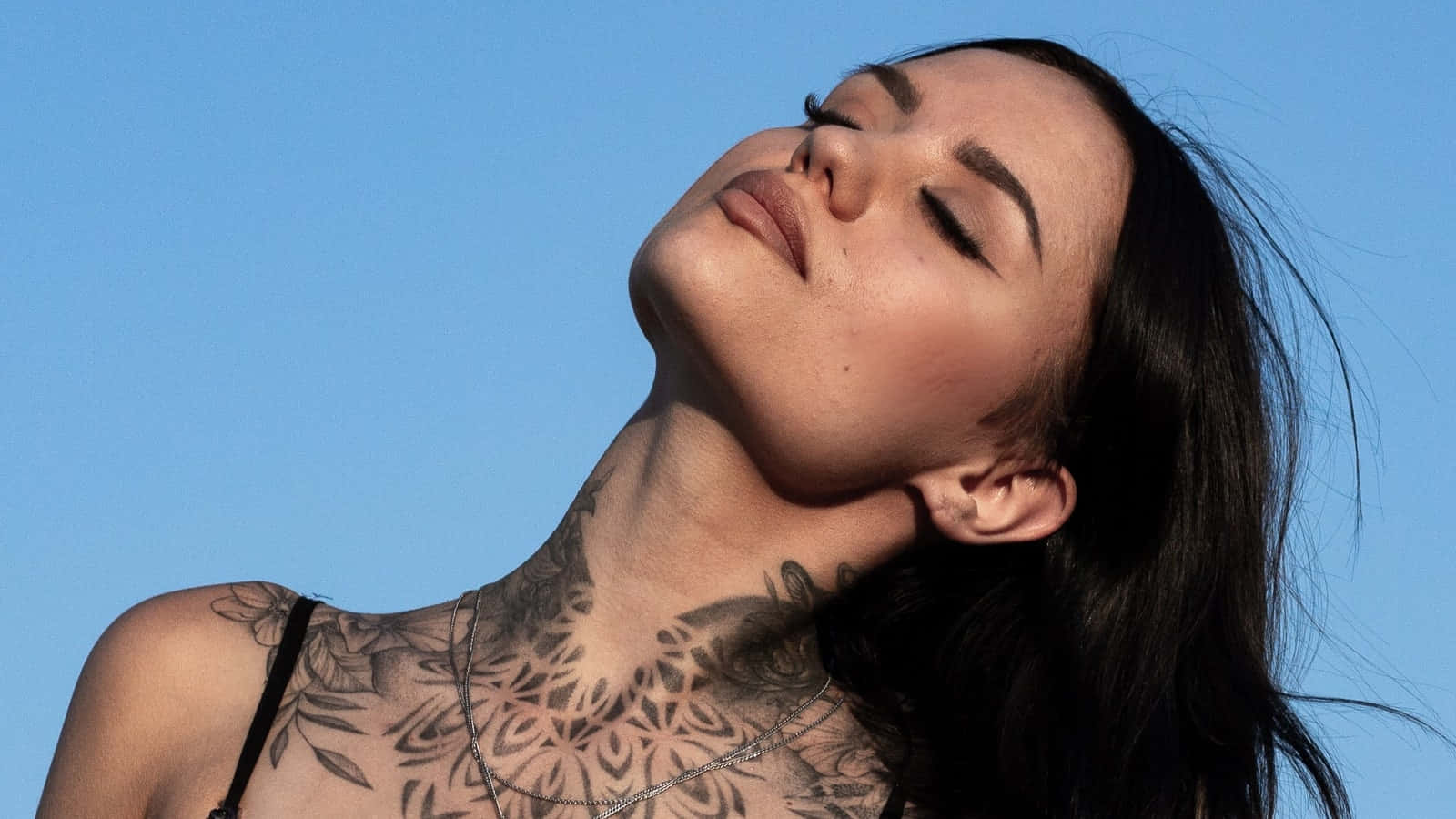basking tatuaje en el cuello, intricate neck tattoos, clear blue sky, HD Desktop Wallpaper