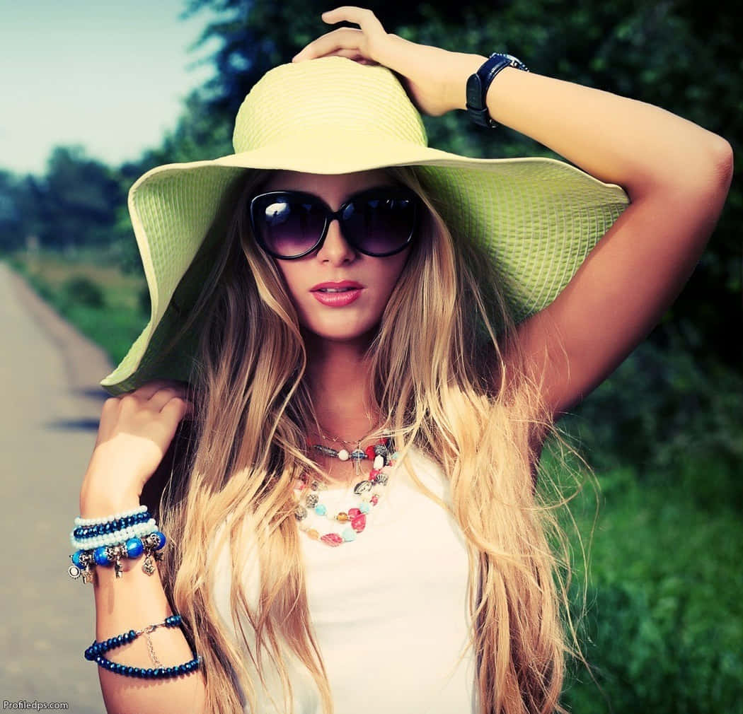 blonde woman, wide-brimmed green hat, sunglasses, SD Desktop Wallpaper