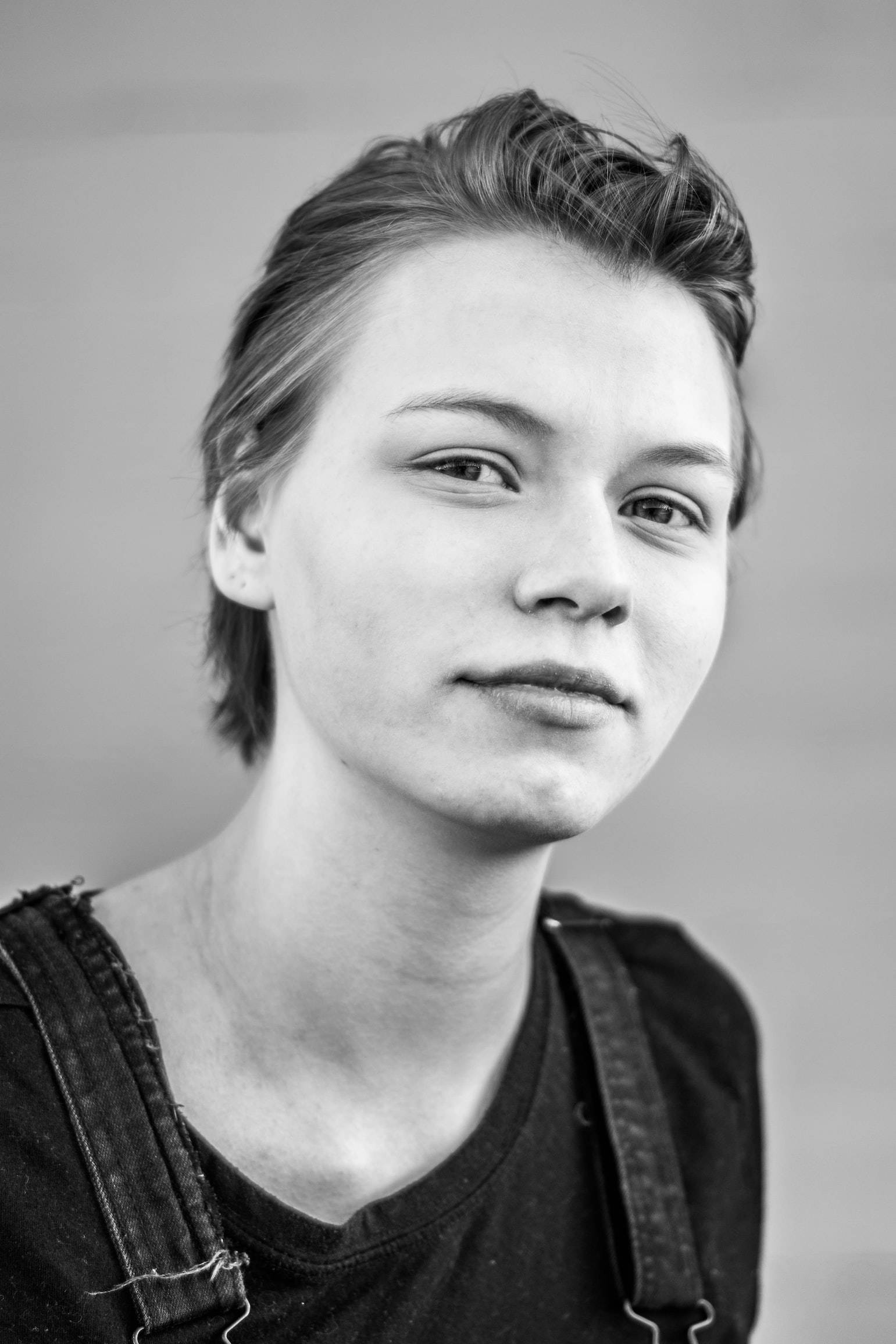 black and white portrait, teenage girl, styled hair, Full HD Phone Wallpaper