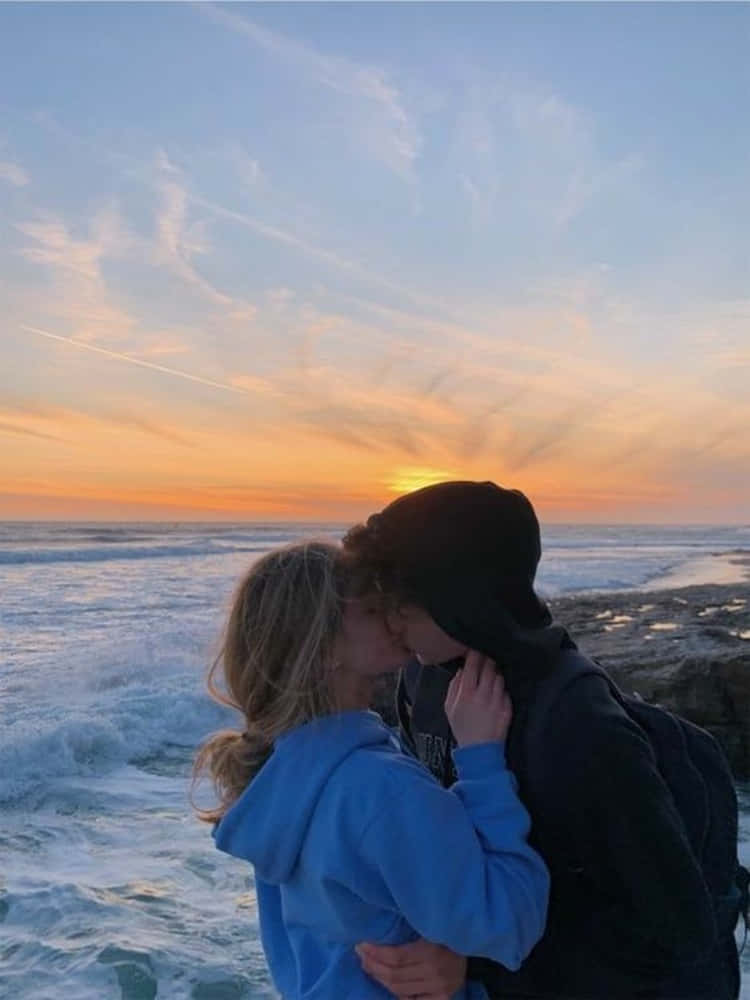 Girlfriend And Boyfriend, rocky beach, sun sets, SD Phone Wallpaper