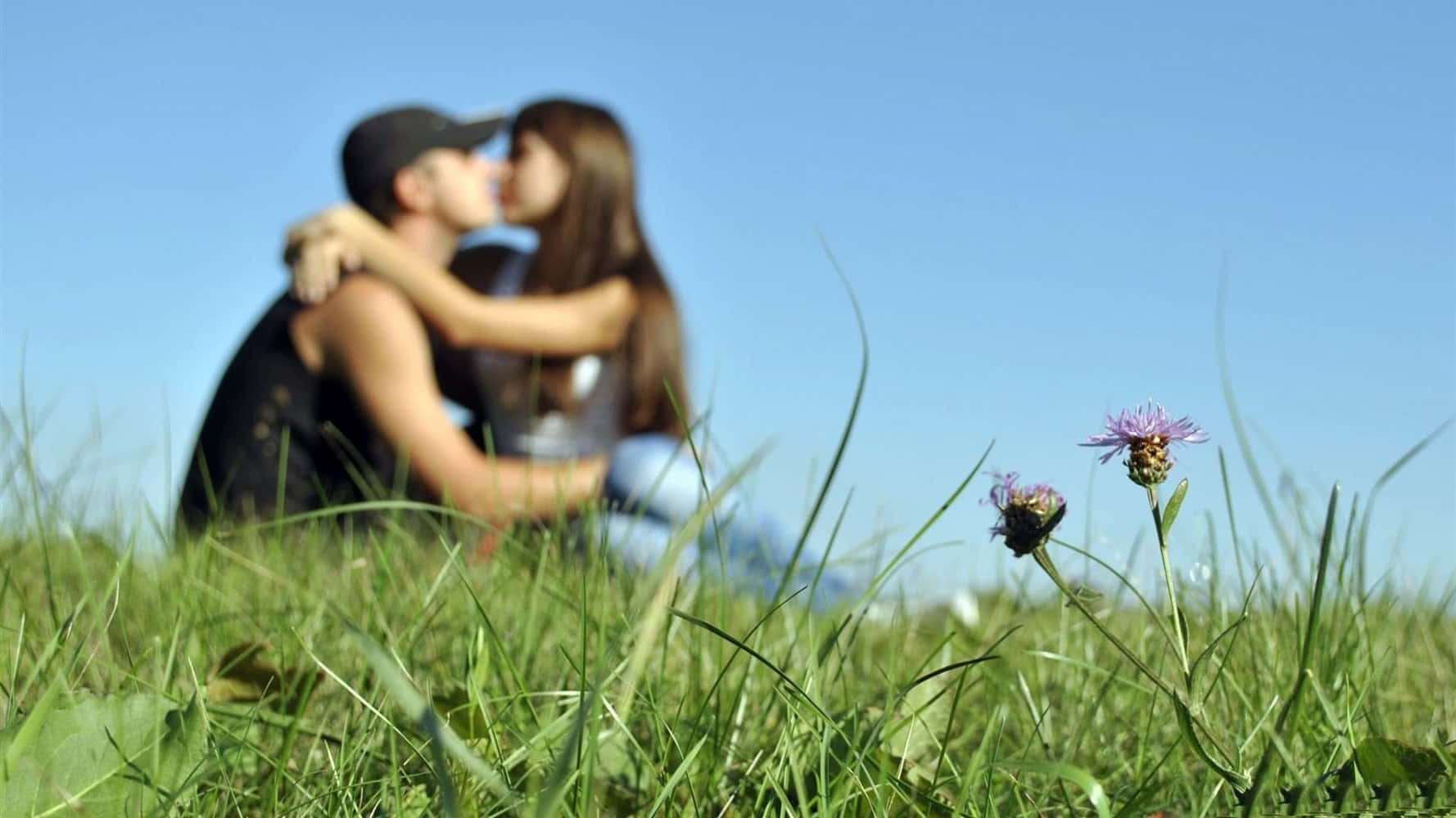Girlfriend And Boyfriend, grassy hill, clear blue sky, HD Desktop Wallpaper