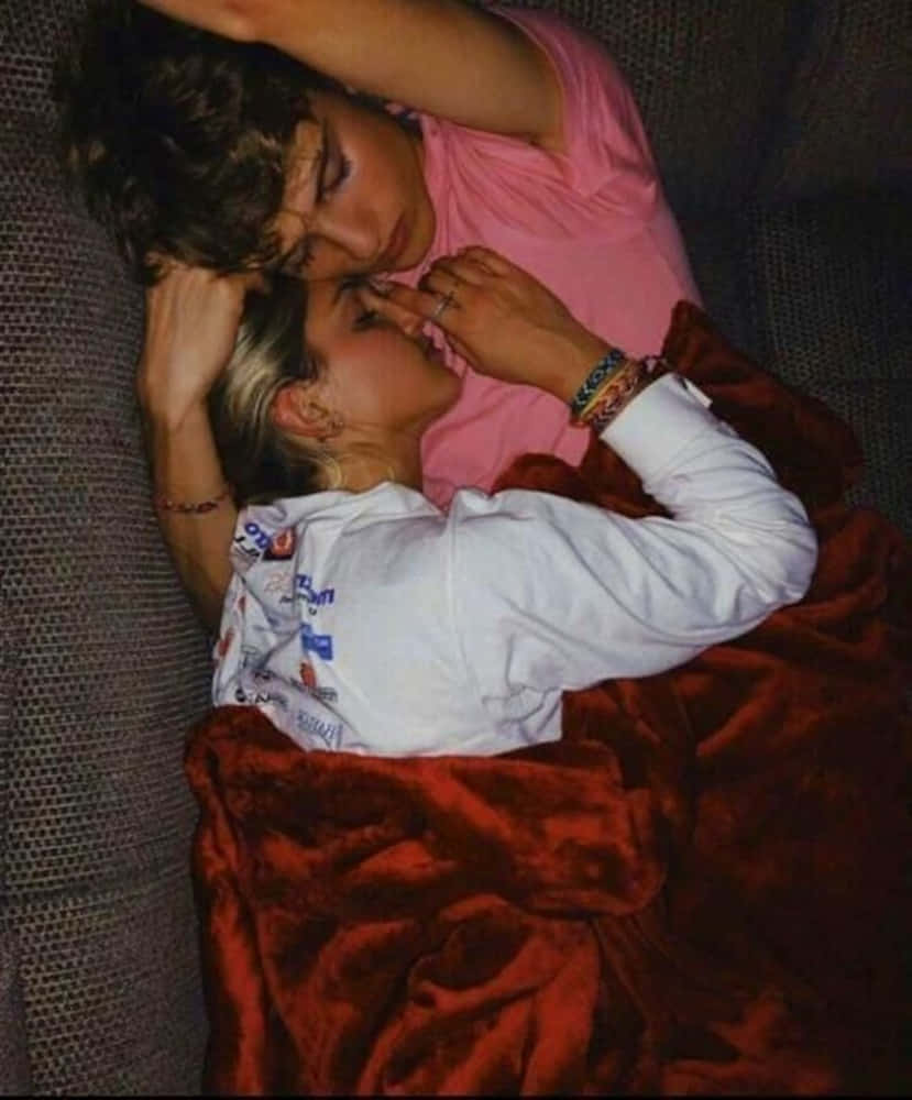 girlfriend and boyfriend, couch, plush red blanket, SD Phone Wallpaper