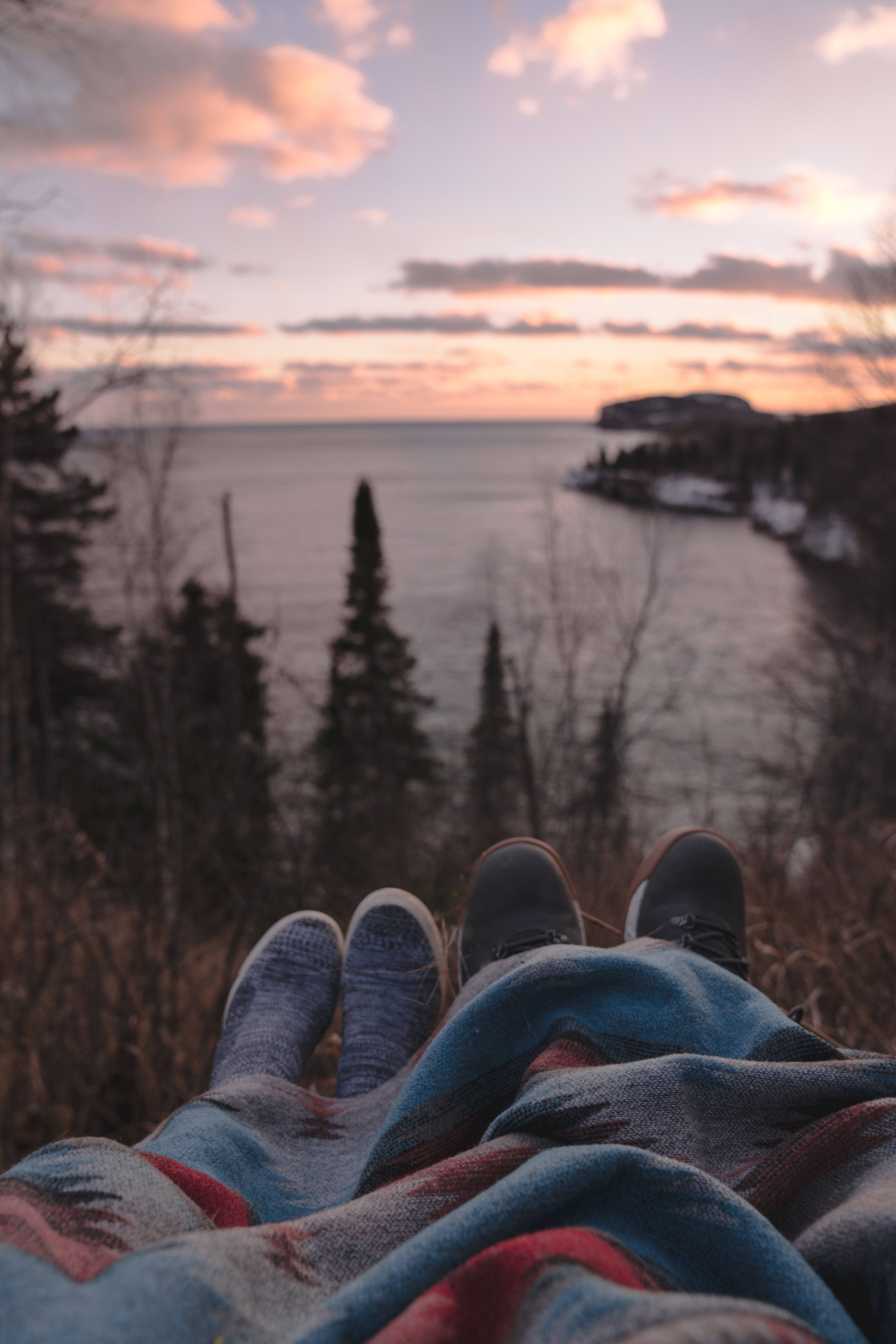 Boyfriend And Girlfriend, feet, outdoors, 8K Phone Wallpaper