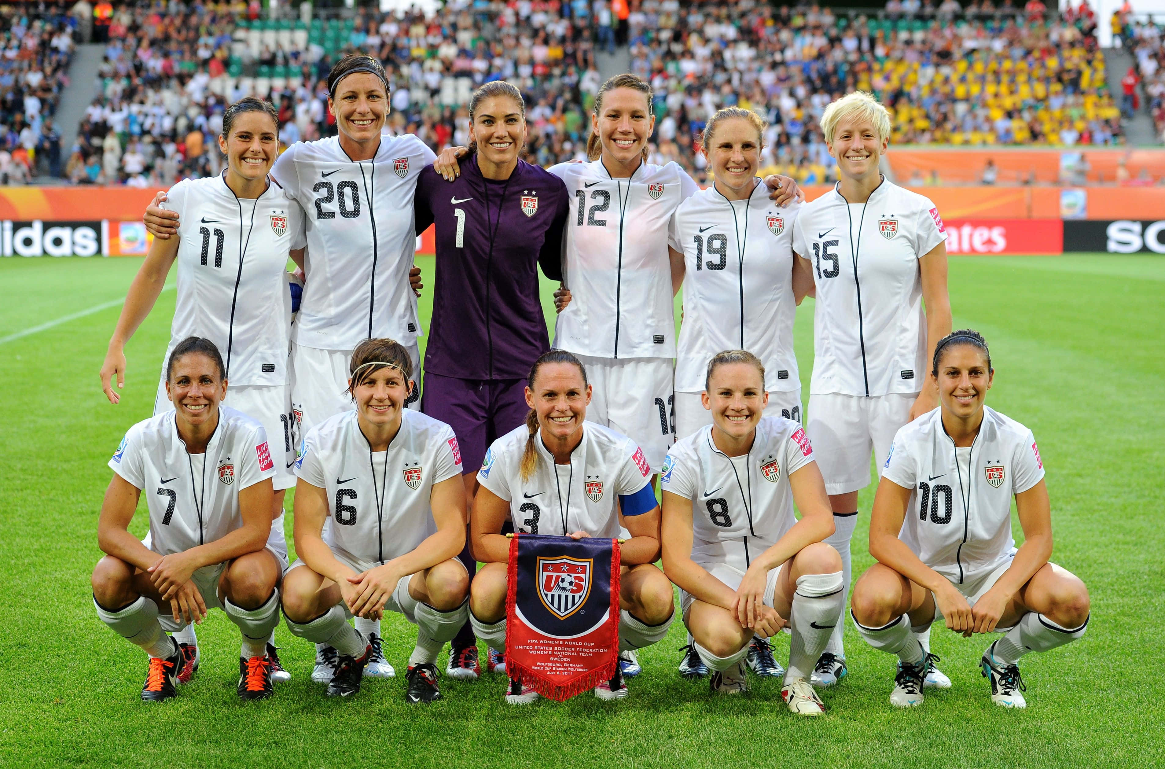 U.S. women's soccer team, vibrant green field, stadium crowds, 2K Desktop Wallpaper