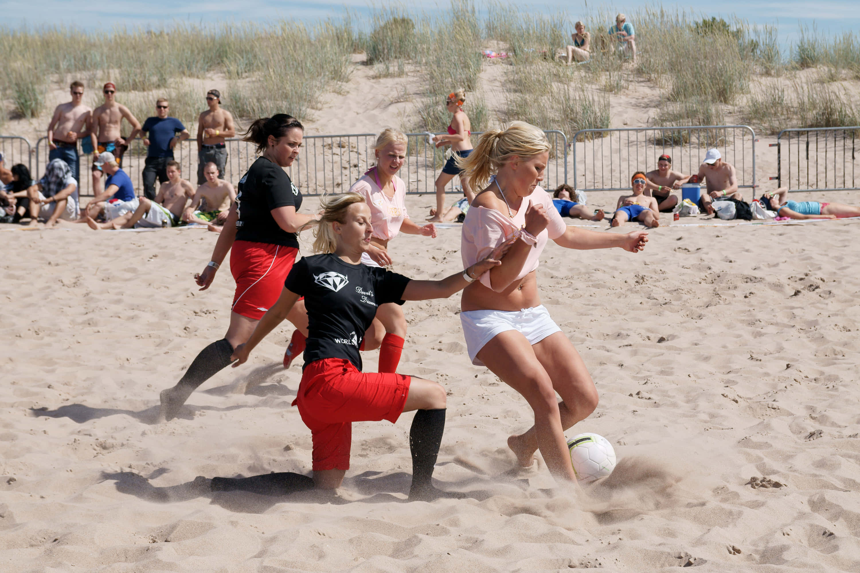 beach soccer, women playing soccer, sunlit beach, 2K Desktop Wallpaper