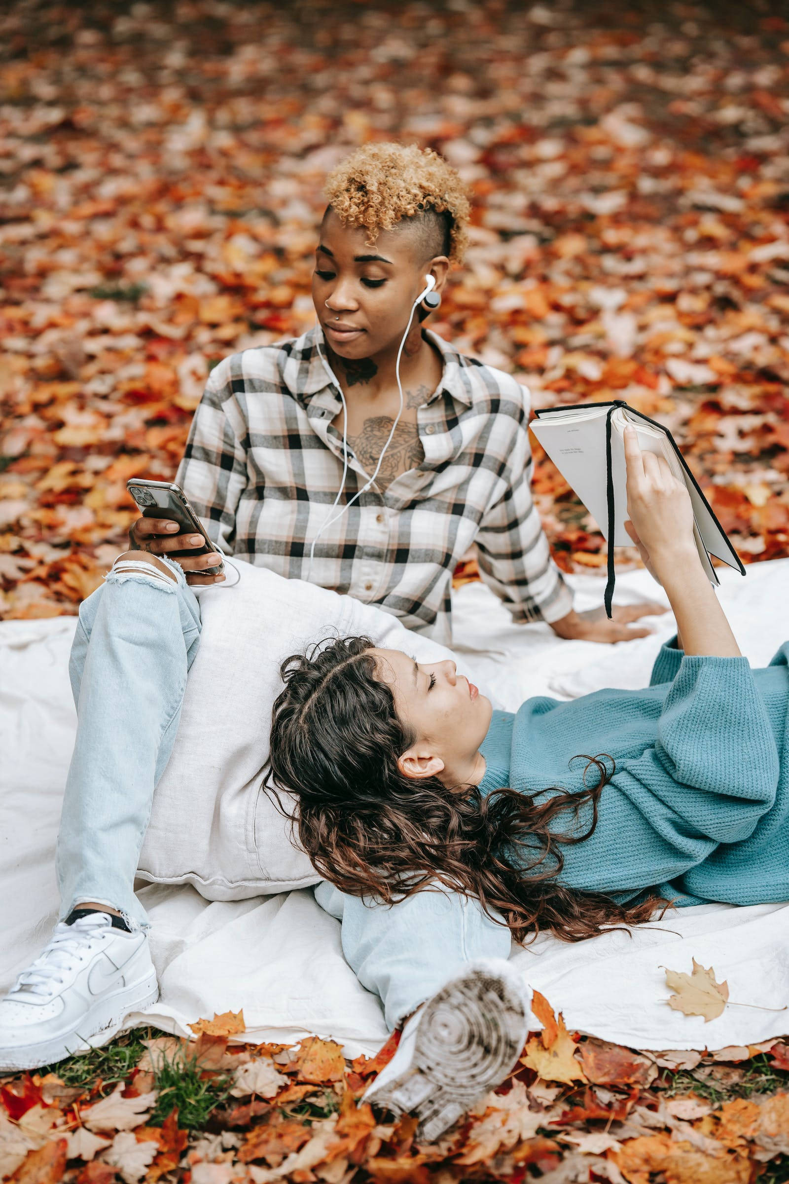 Autumn Phon Girls, blanket, autumn leaves, Full HD Phone Wallpaper