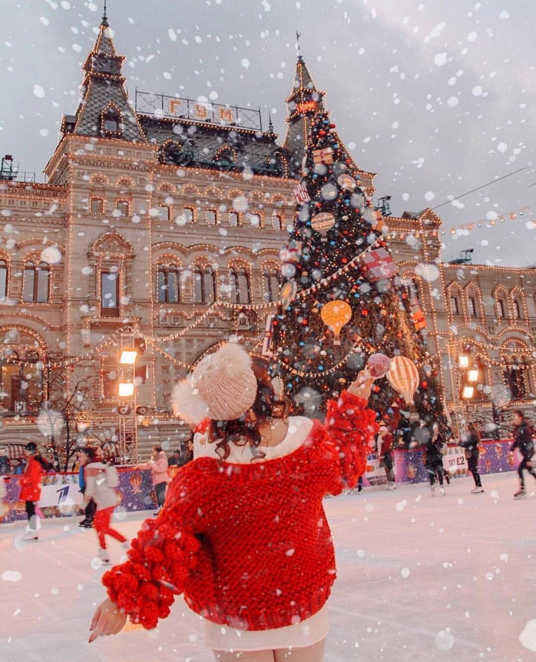 red sweater, falling snow, giant decorated Christmas tree, HD Phone Wallpaper