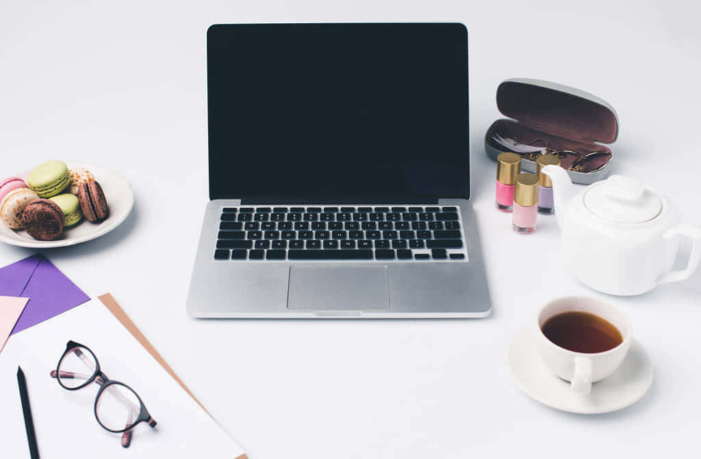 laptop, white desk, coffee, SD Desktop Wallpaper