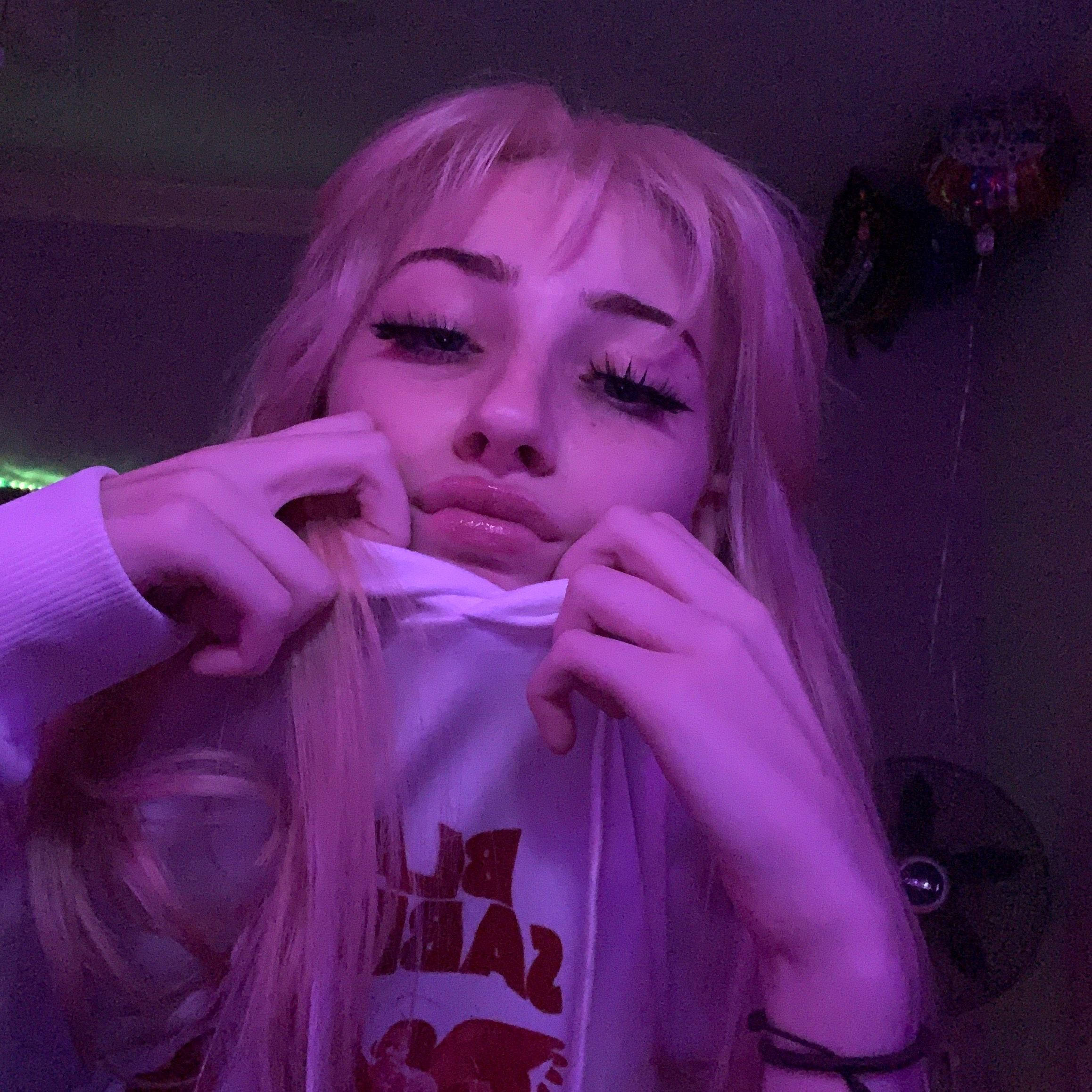 tinted e girl aesthetic selfie, long blonde hair, dramatic eyelashes, Full HD Desktop Wallpaper
