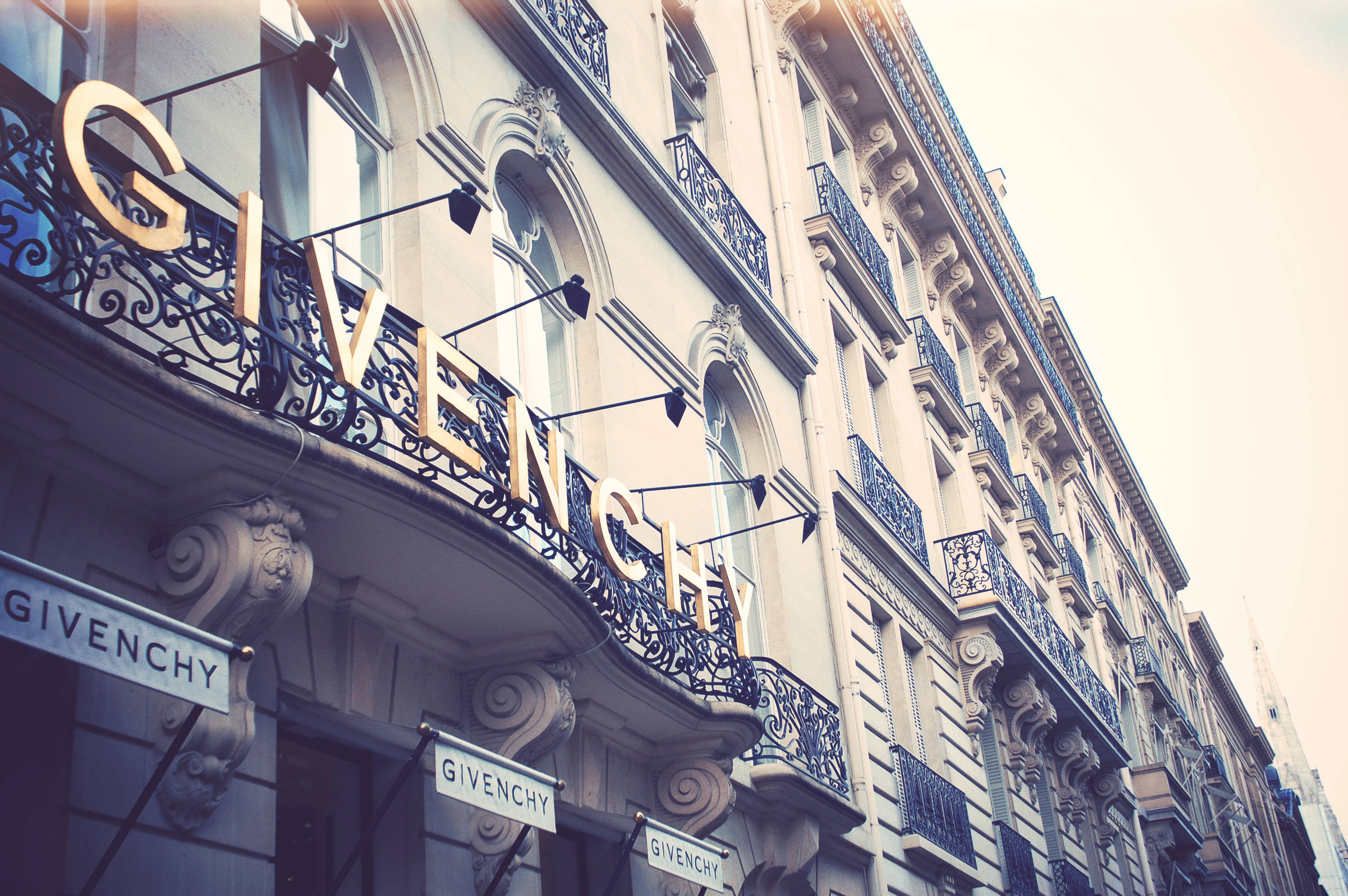 Givenchy, store facade, ornate balconies, 2K Desktop Wallpaper