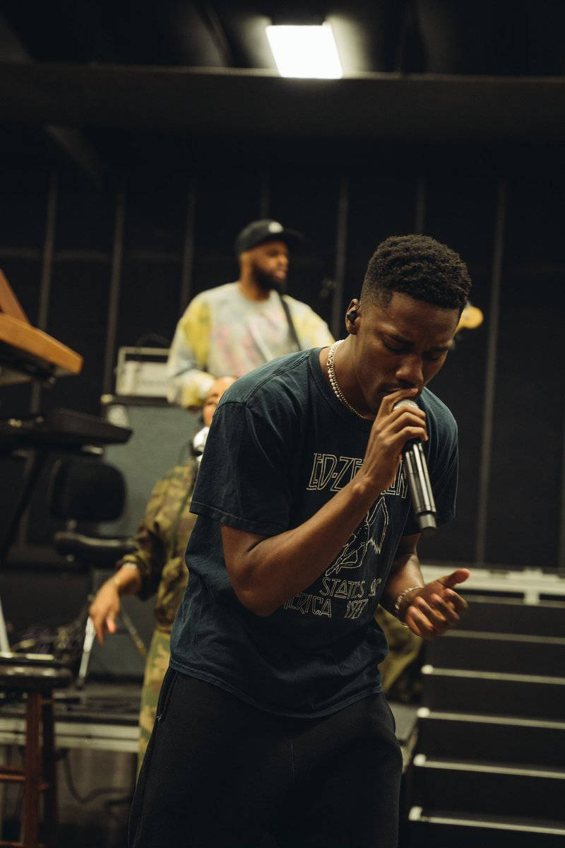 Giveon, rehearsals, stage lights, SD Phone Wallpaper